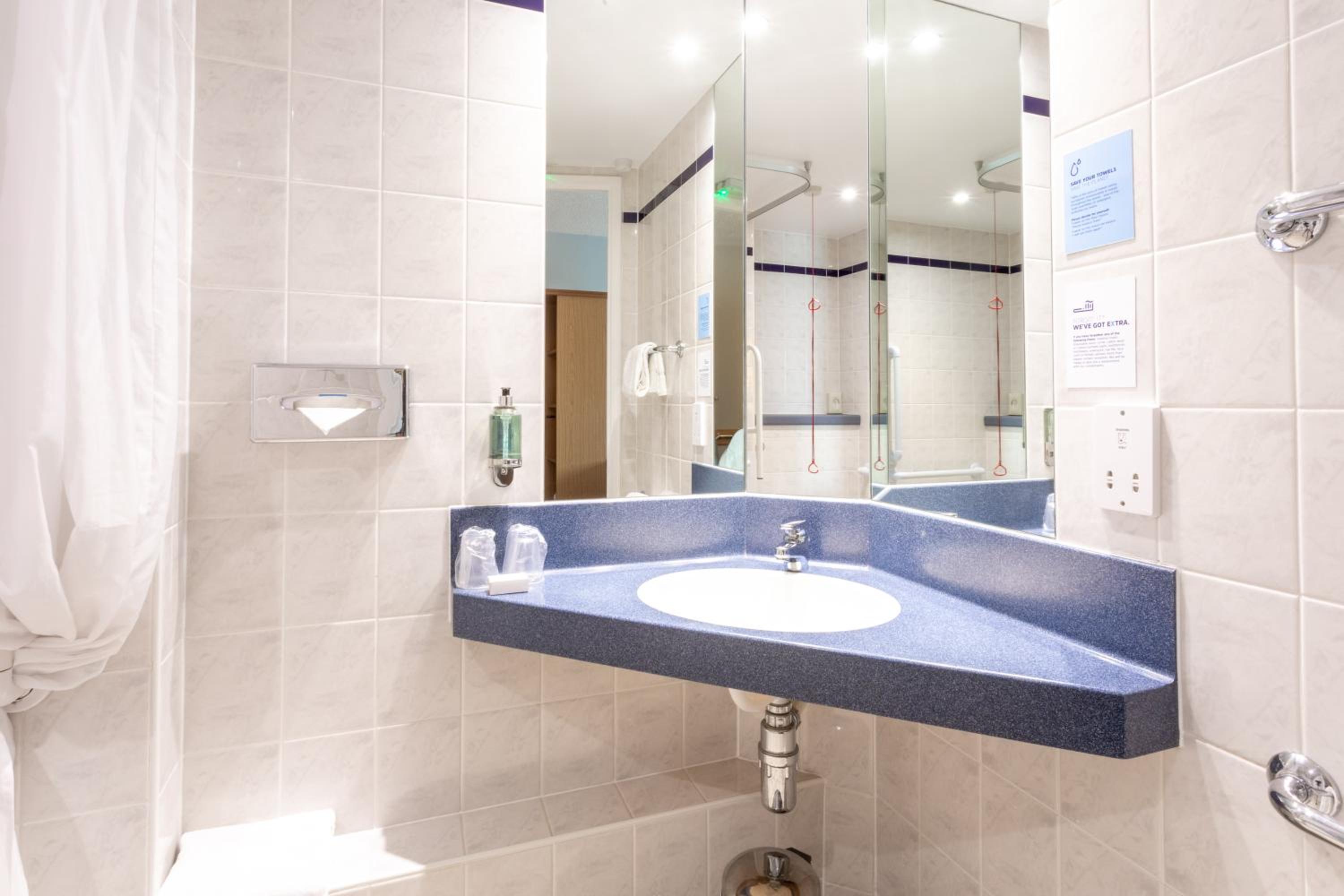 Standard Double Room with Free Hot Breakfast - Accessible - Photo 8