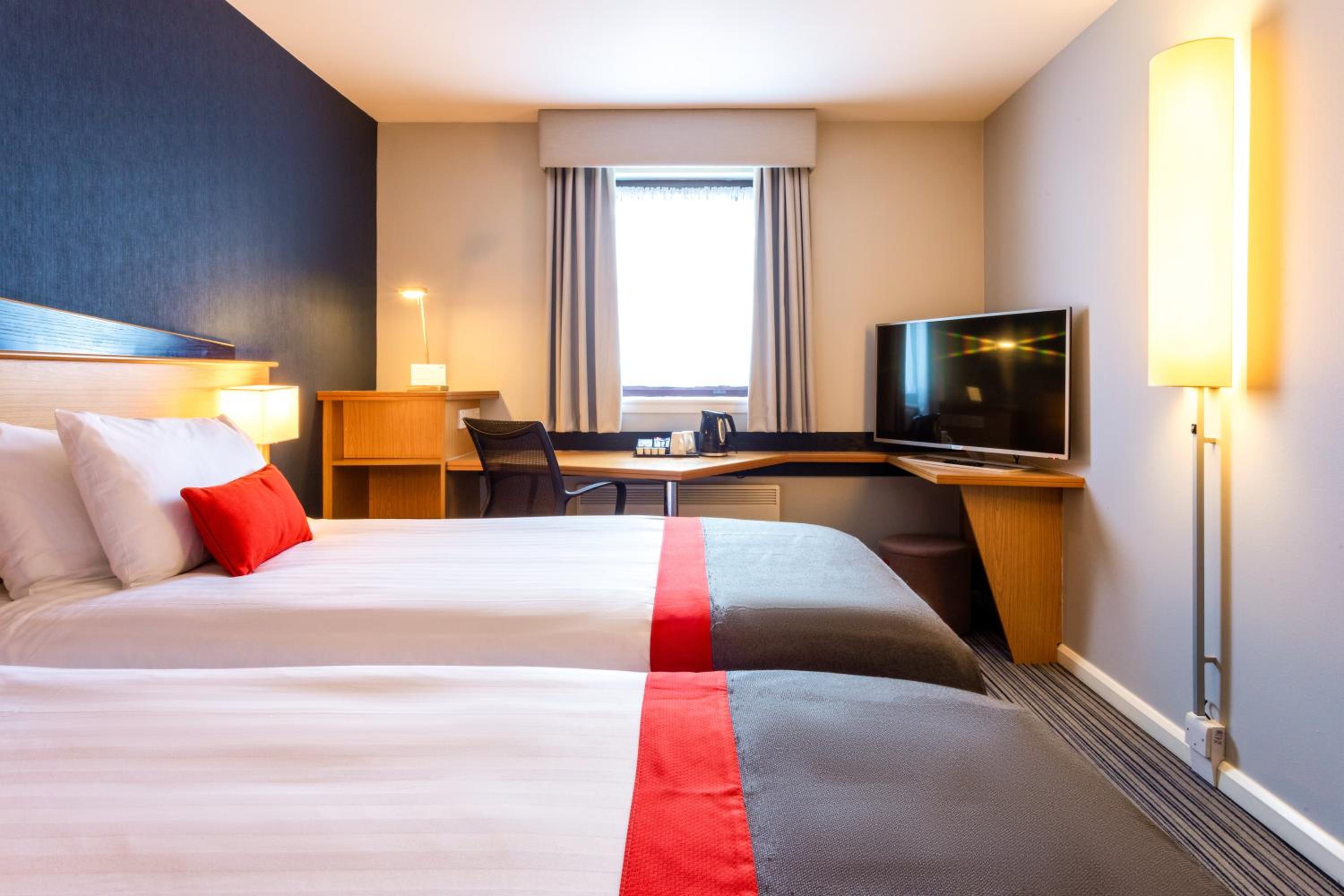 Standard Twin Room with Free Hot Breakfast - Photo 3