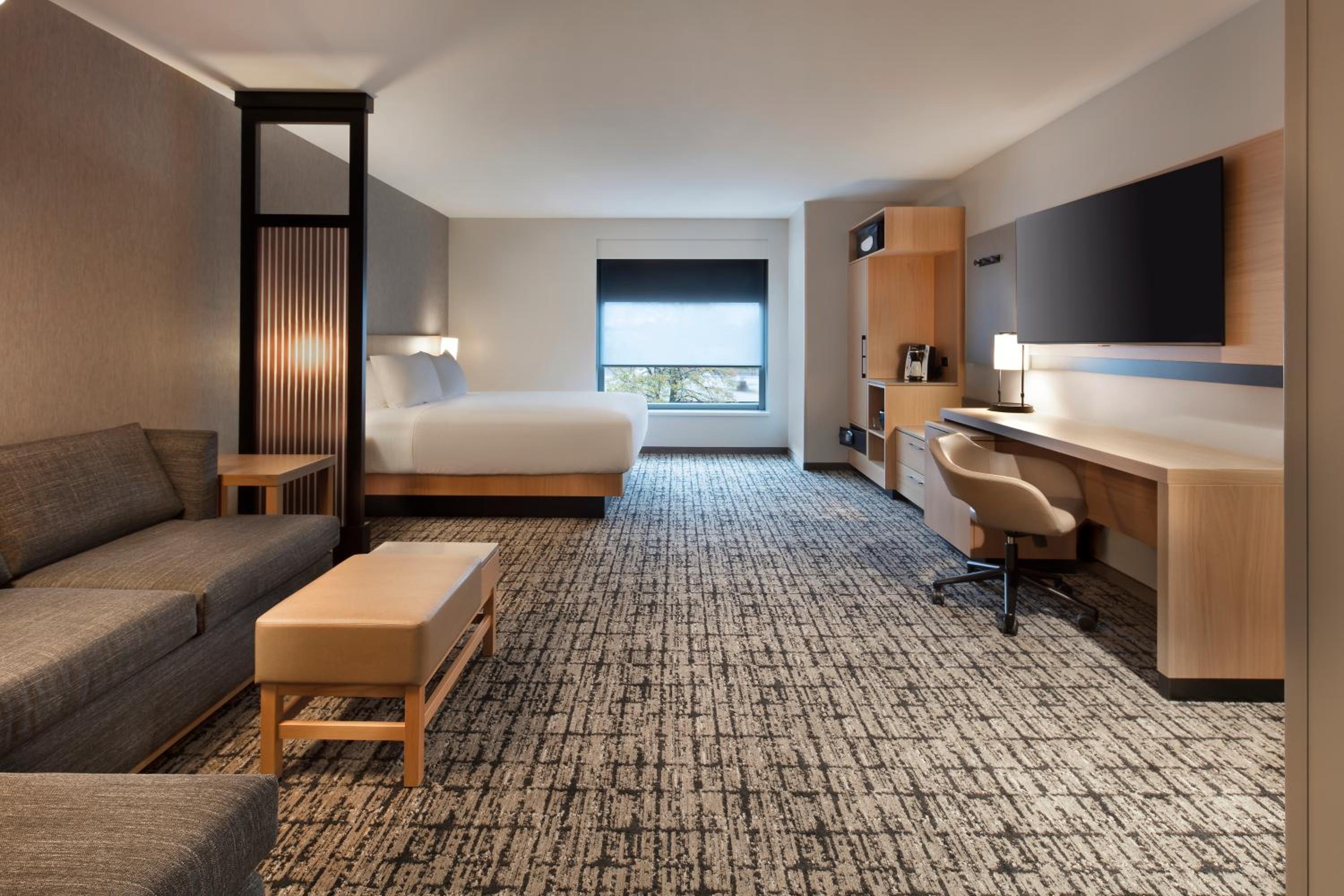 King Room with Sofa Bed and Accessible Shower - Disability Access - Photo 1