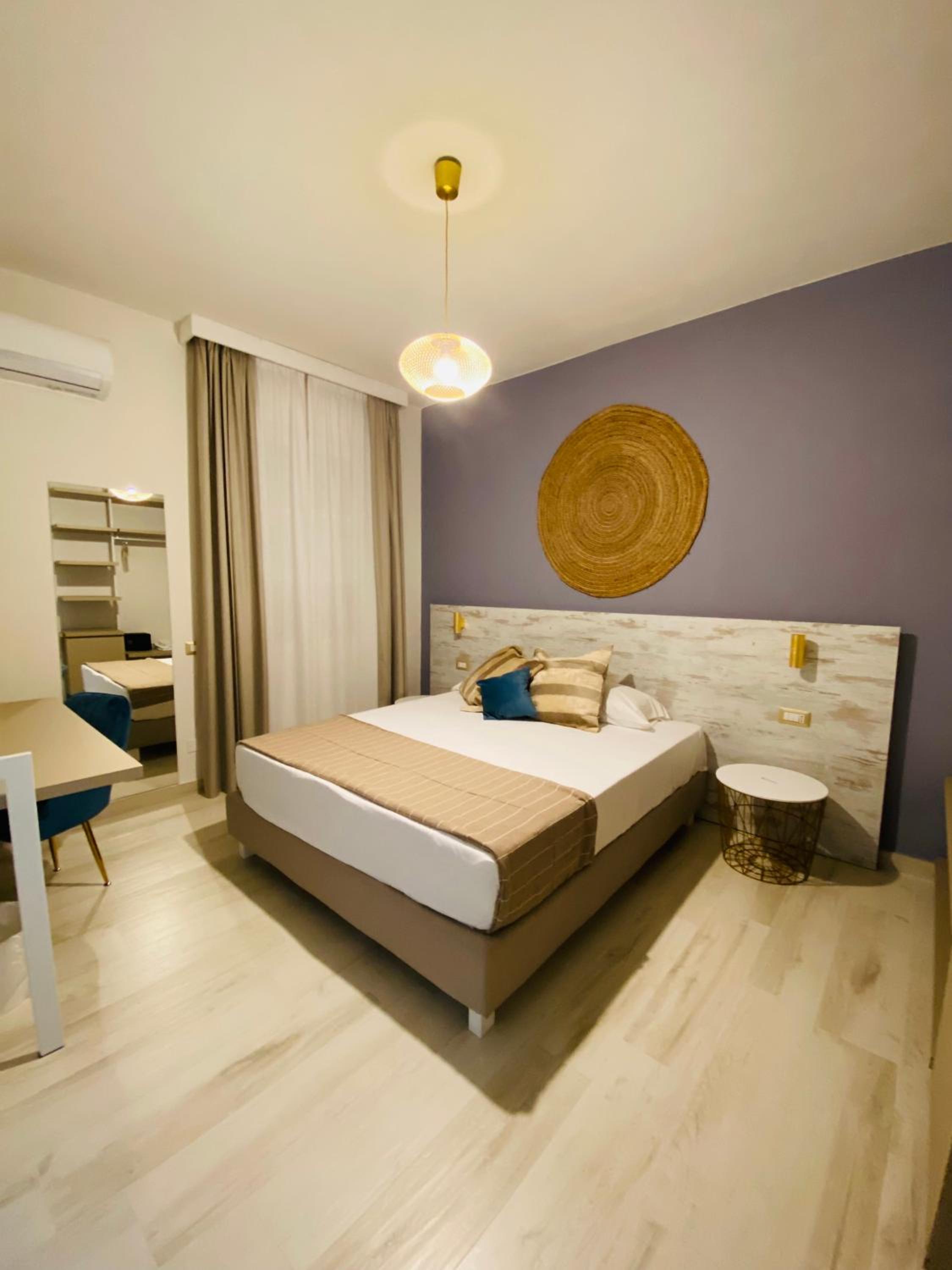 Standard Double Room - Photo 9