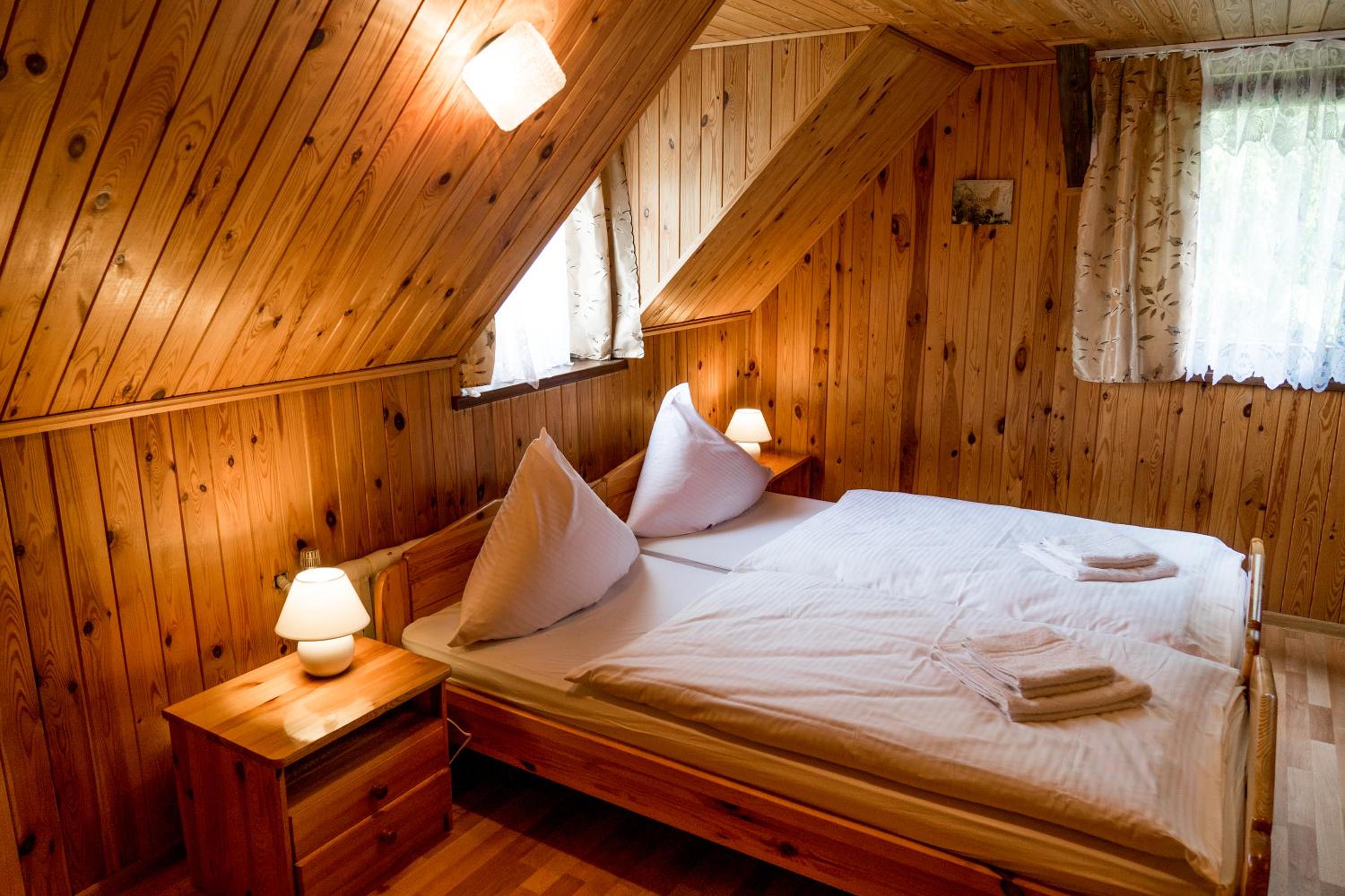 Twin Room with Private Bathroom photo 3