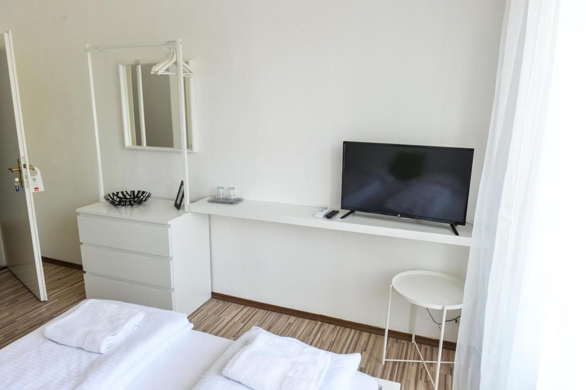 Queen Room with Balcony - Photo 9