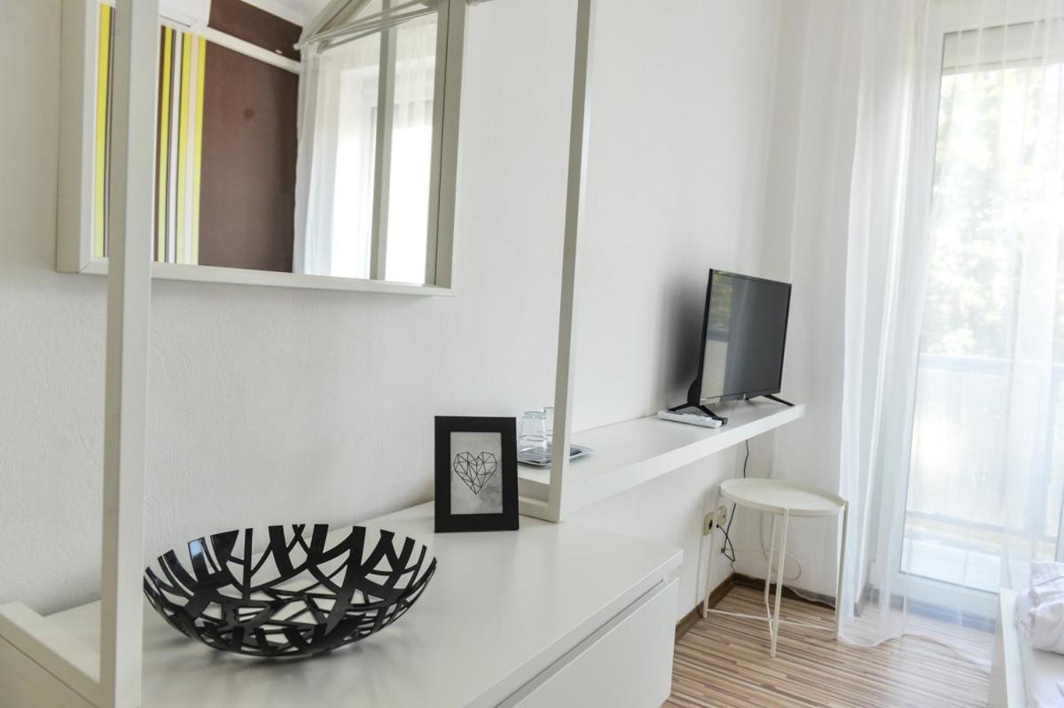 Queen Room with Balcony - Photo 10