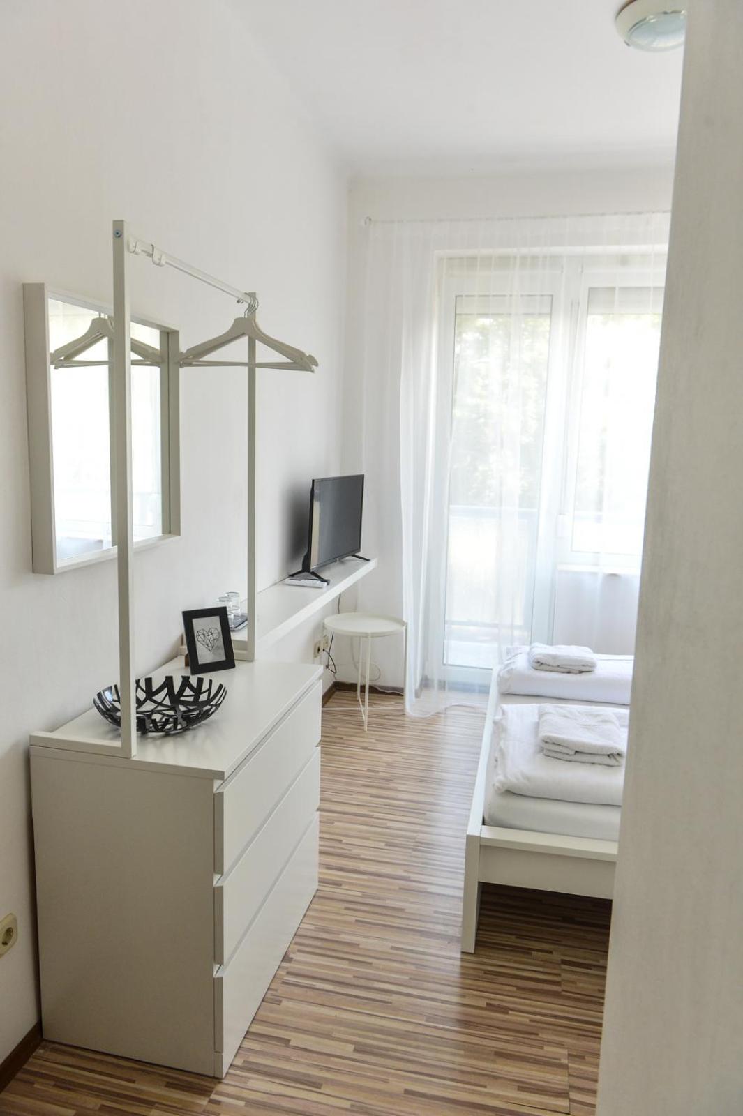 Queen Room with Balcony - Photo 8