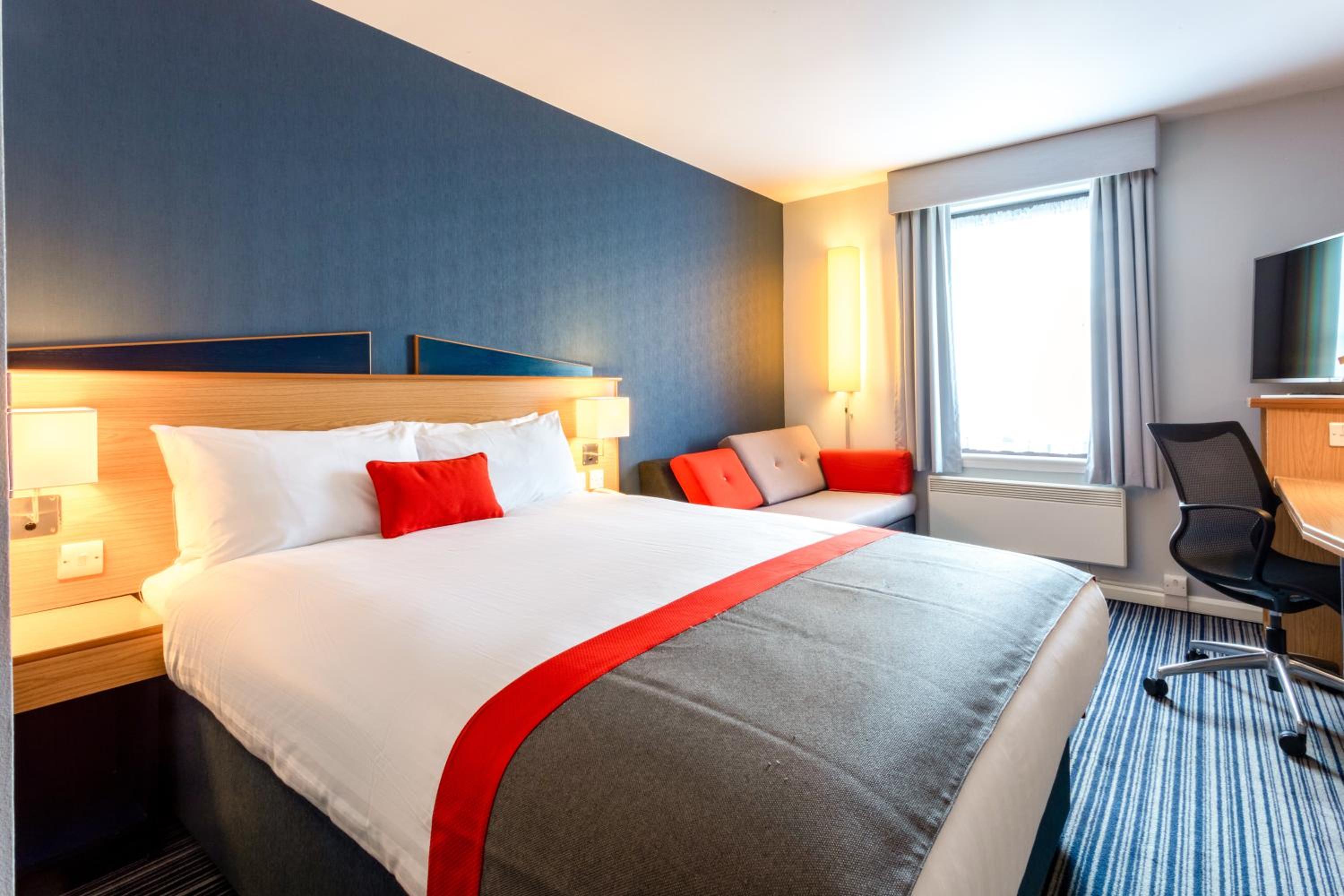 Standard Double Room with Sofa Bed and Free Hot Breakfast - Photo 9