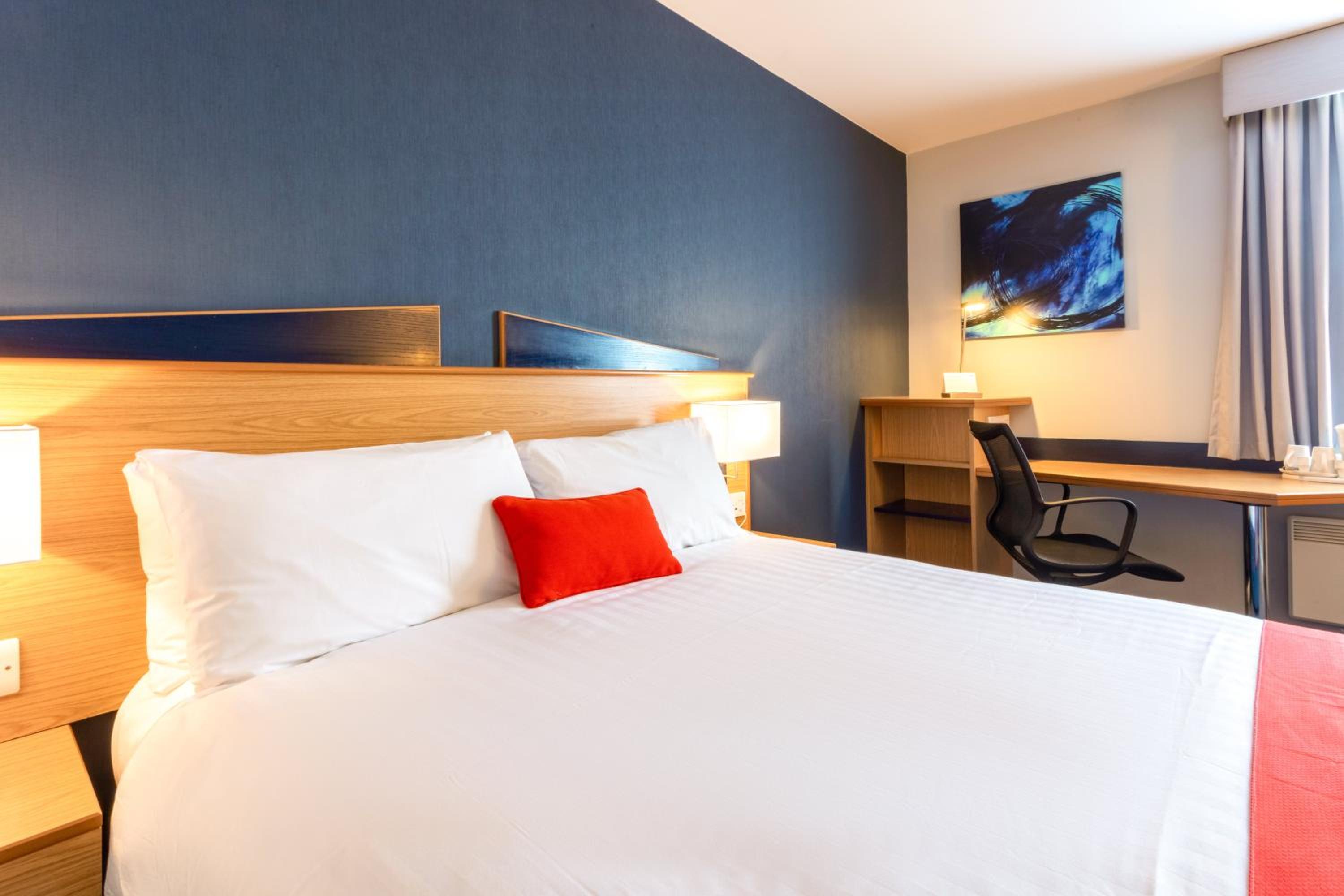 Standard Double Room with Free Hot Breakfast - Accessible - Photo 9