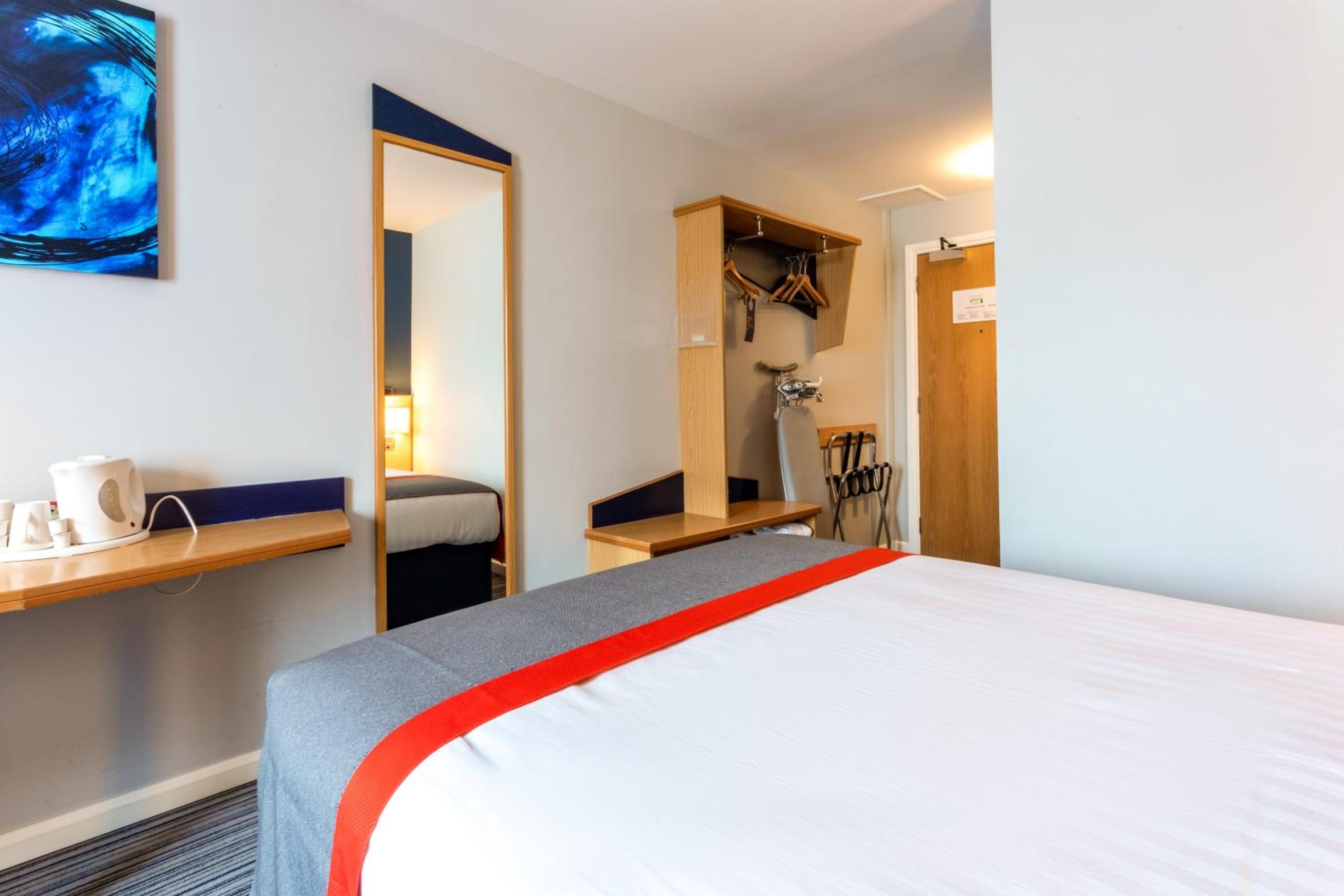 Standard Double Room with Sofa Bed and Free Hot Breakfast - Photo 7