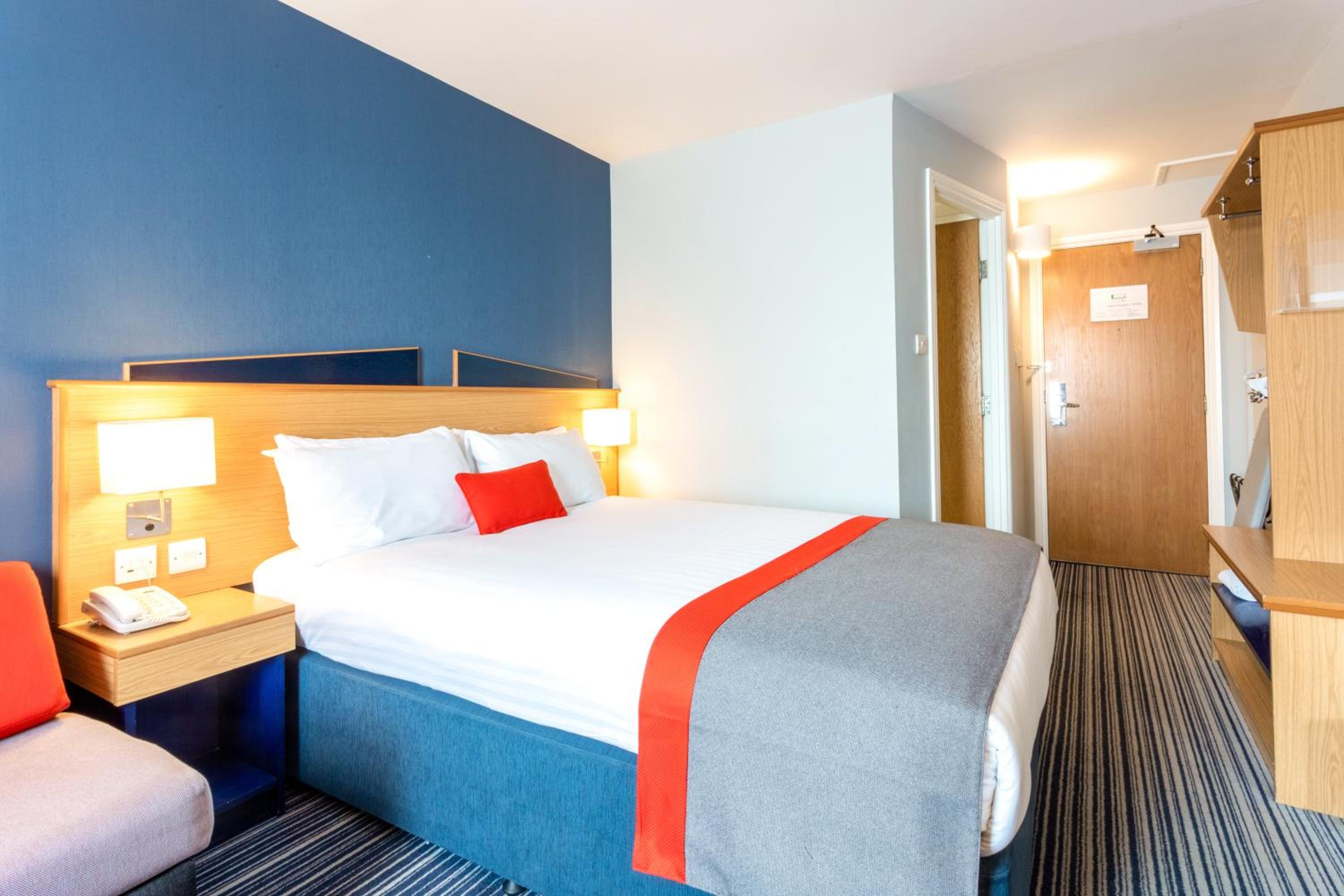 Standard Double Room with Sofa Bed and Free Hot Breakfast - Photo 6