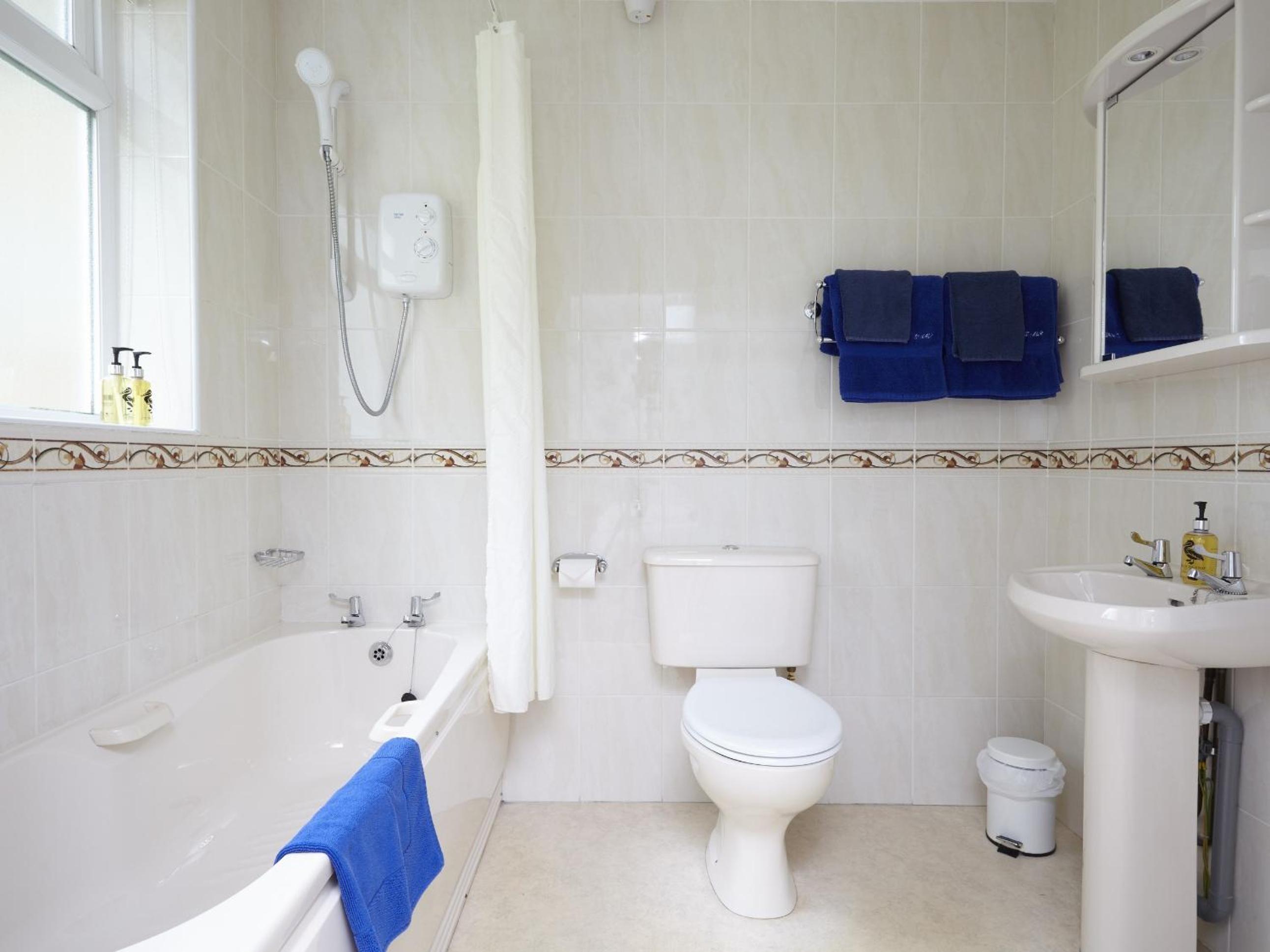 Twin Room with Bath photo 3