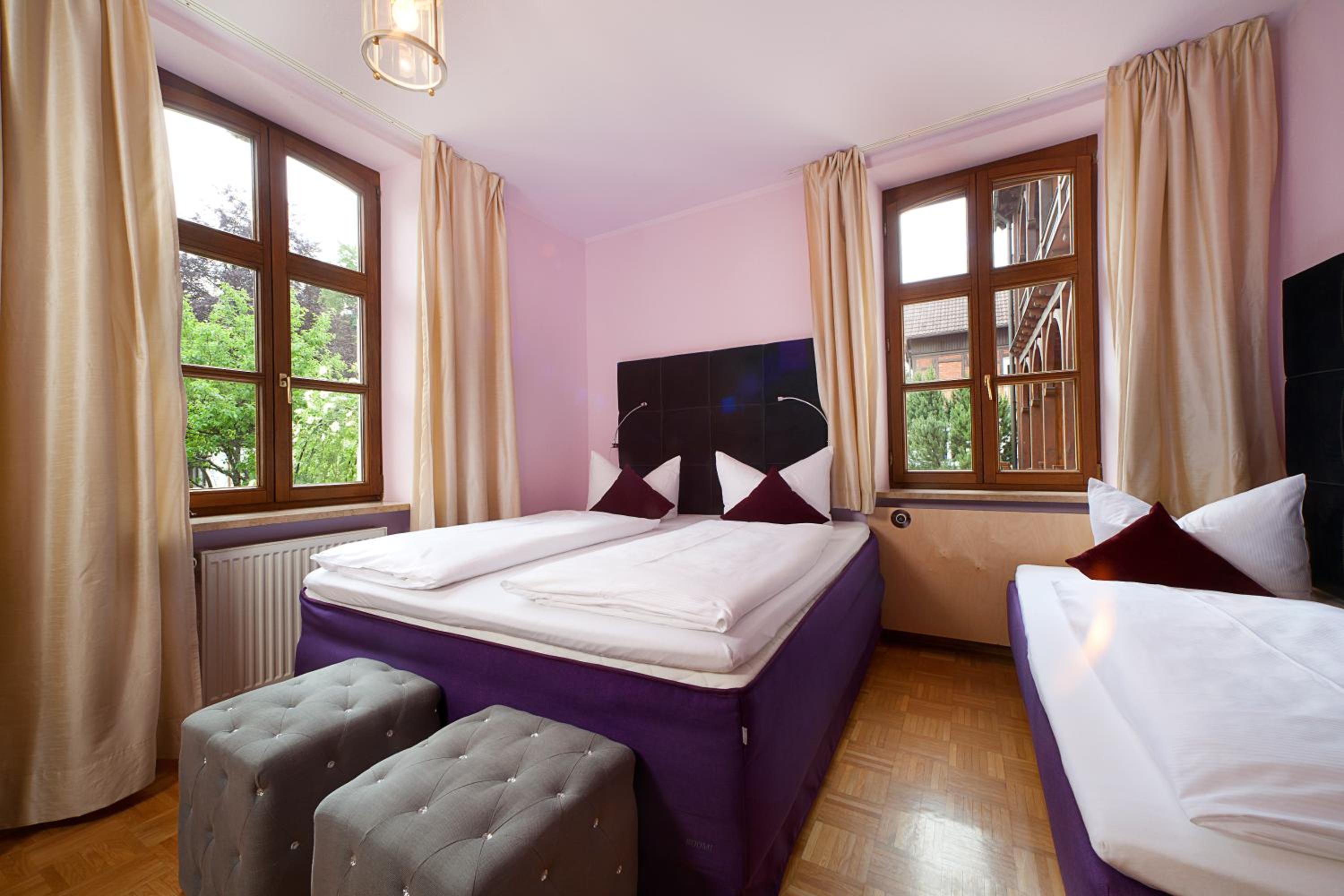 Five bed Room with two Bedrooms - Photo 3