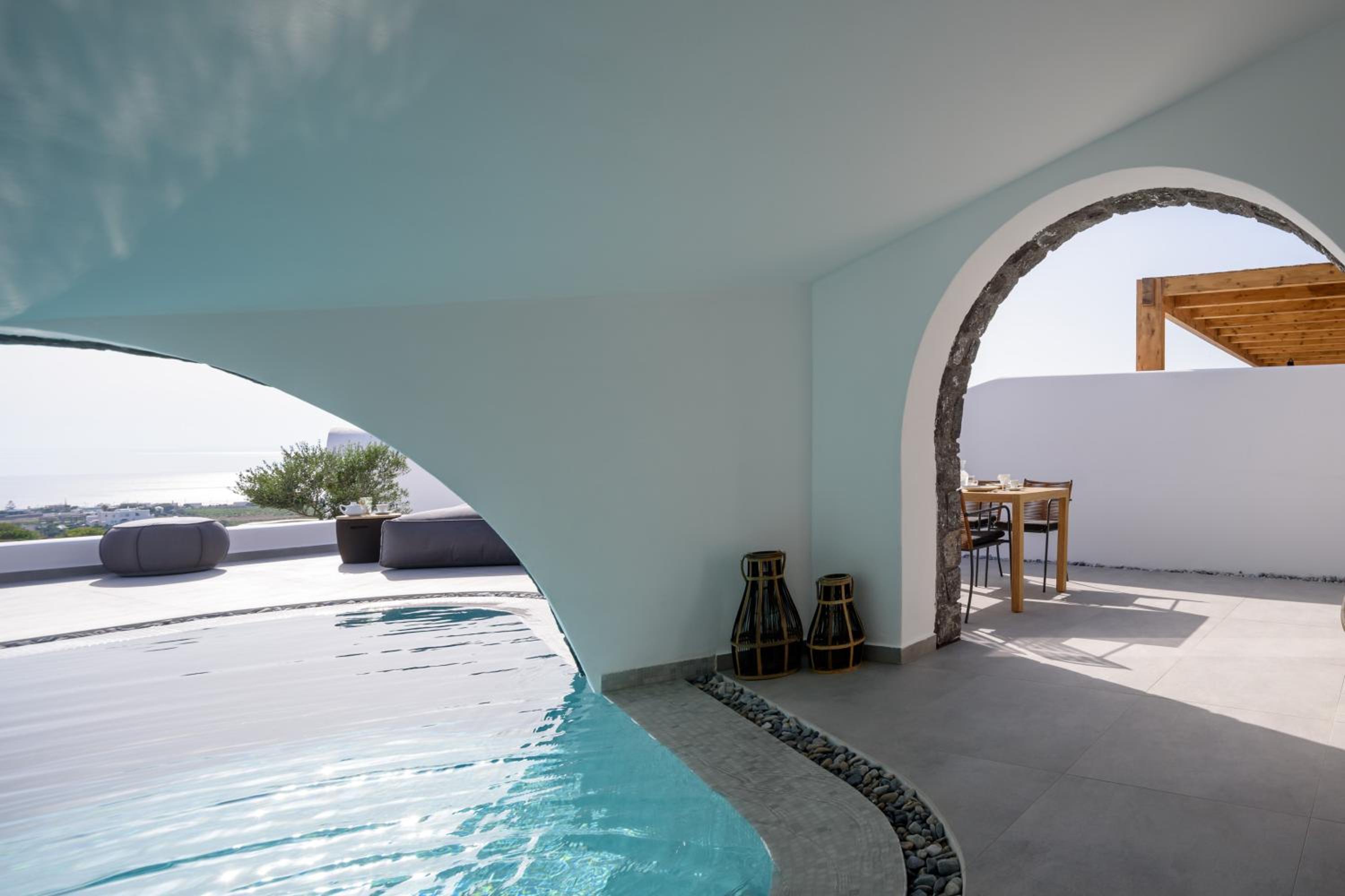Senior Two-Bedroom Suite with Private Cave Pool and Sea View photo 3