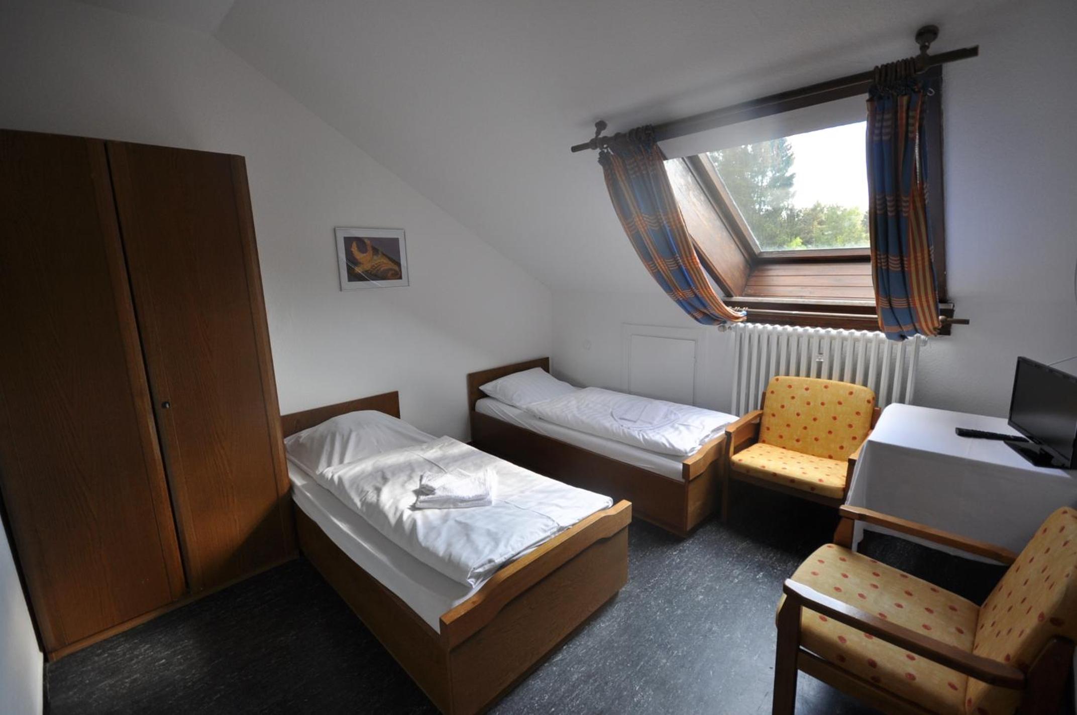 Economy Twin Room photo 3