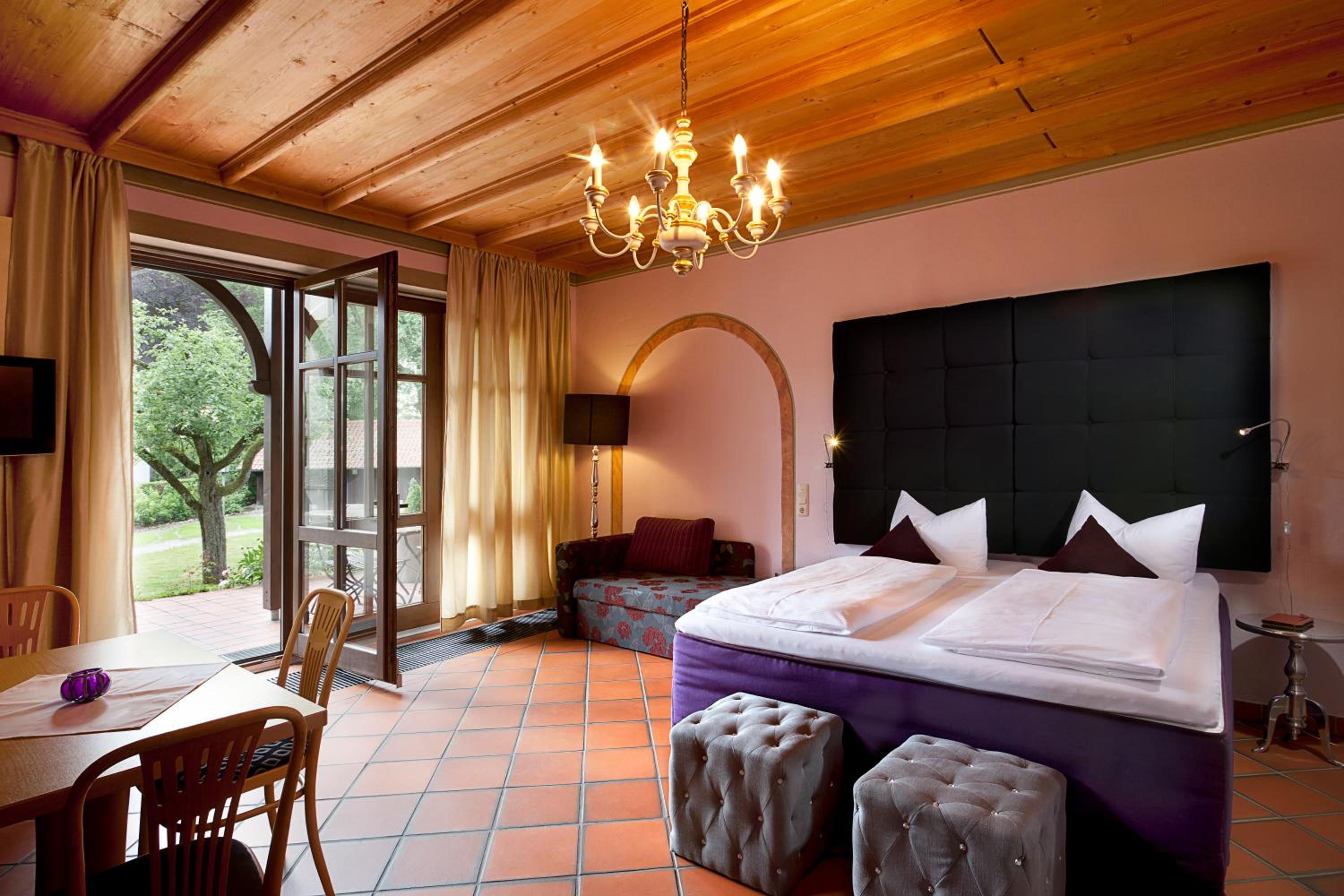 Five bed Room with two Bedrooms - Photo 4