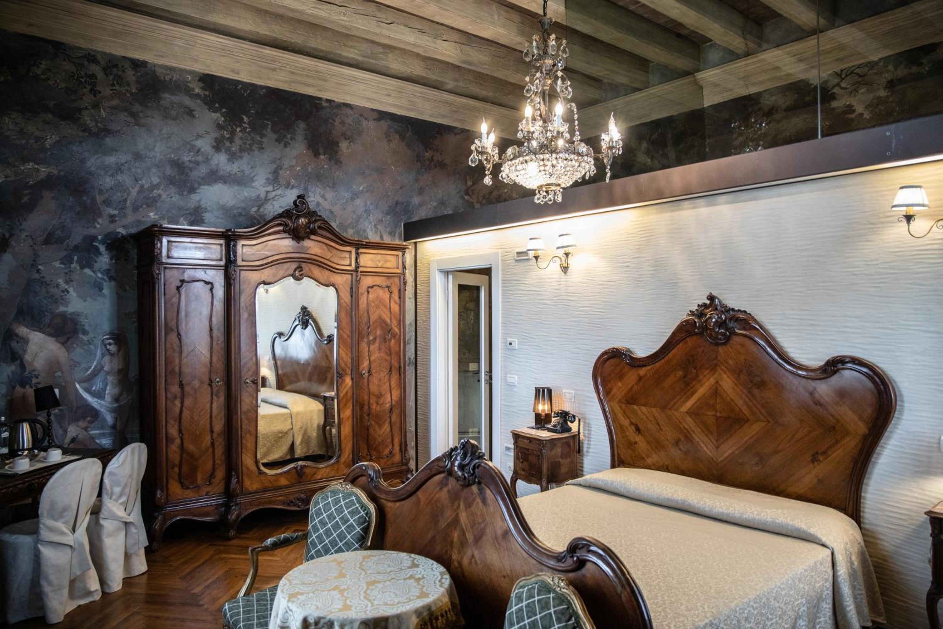 Superior Suite - Photo 5