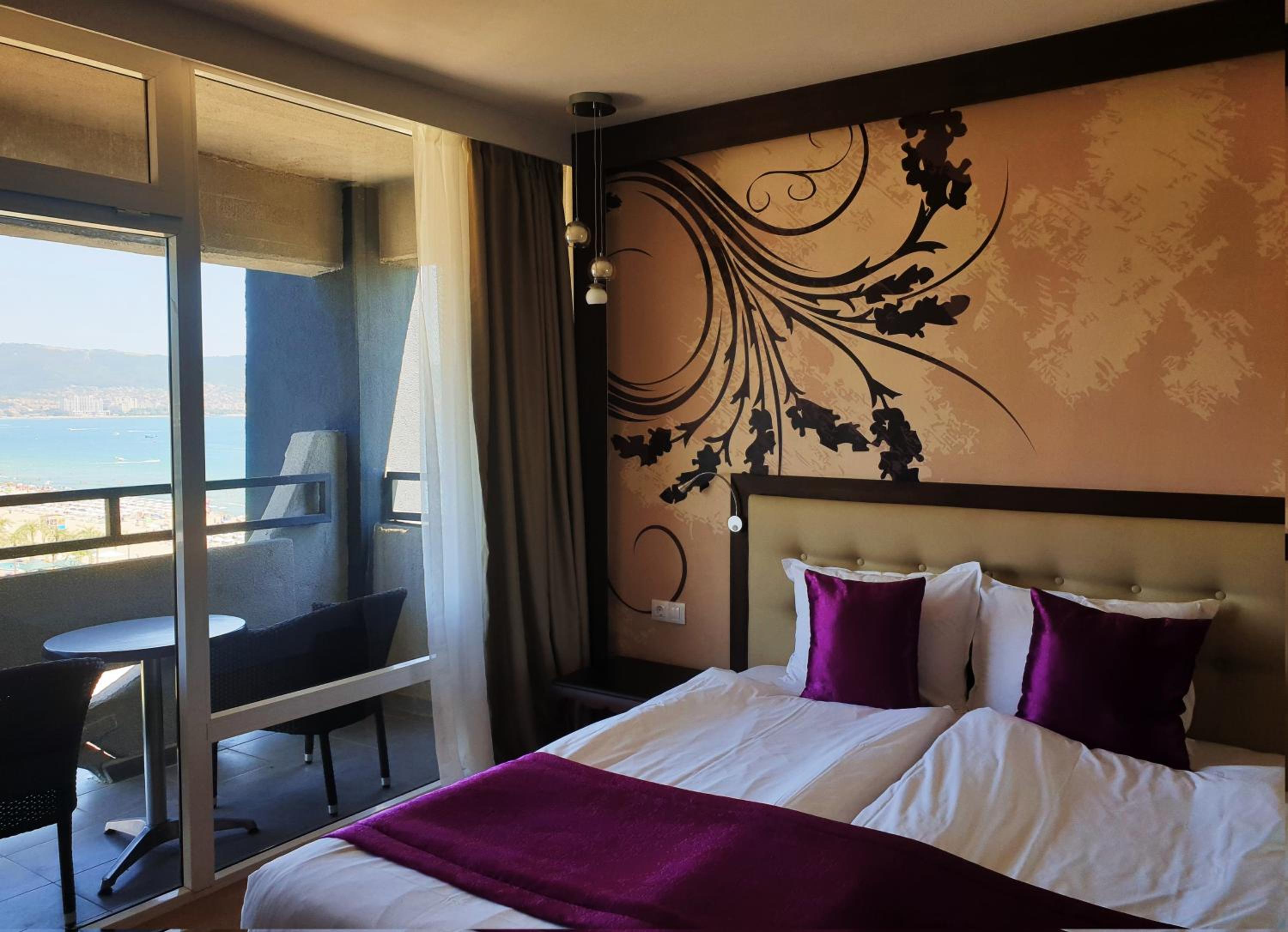 Deluxe Suite with Sea View - Photo 3