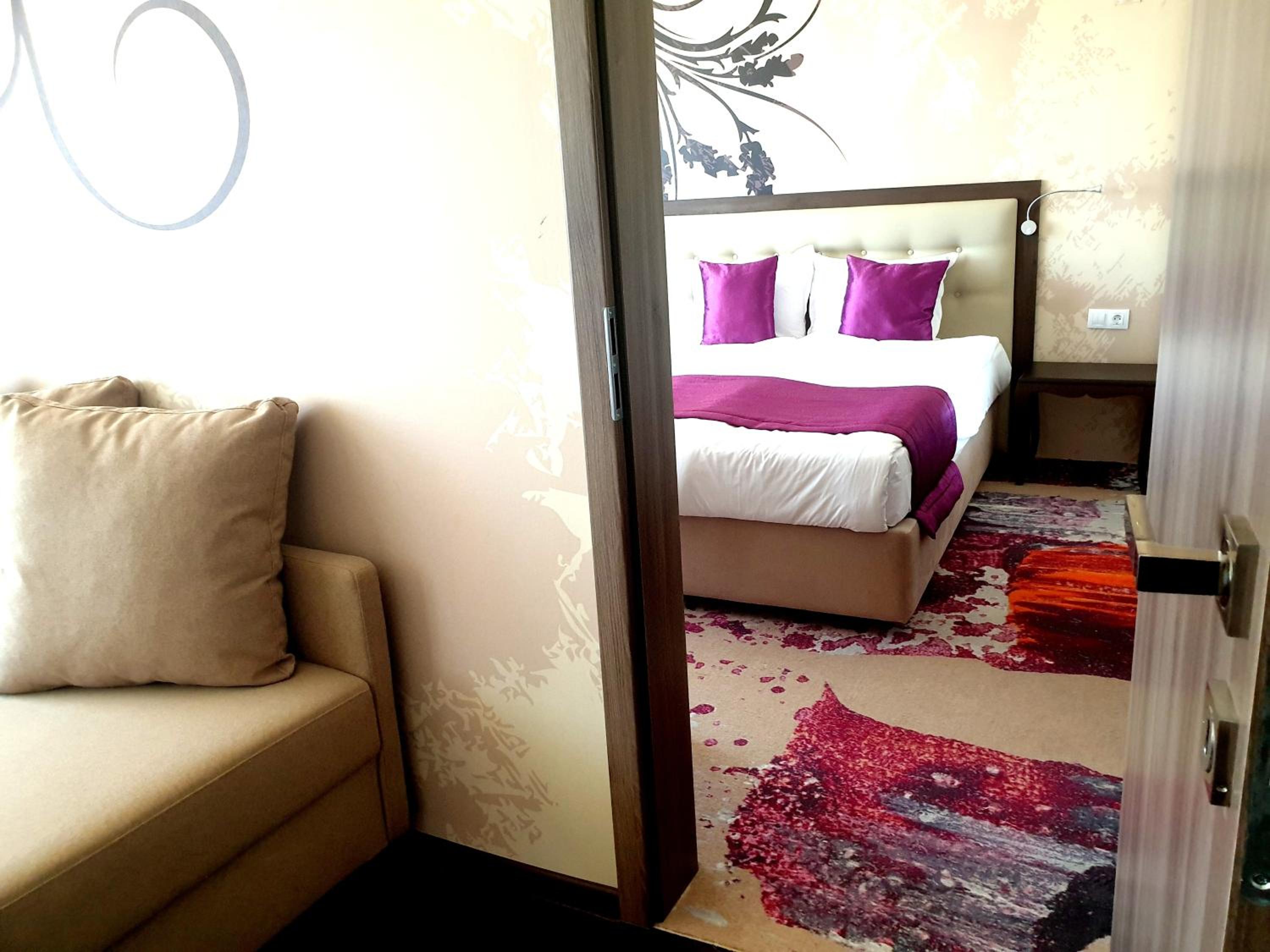 Deluxe Suite with Sea View - Photo 4
