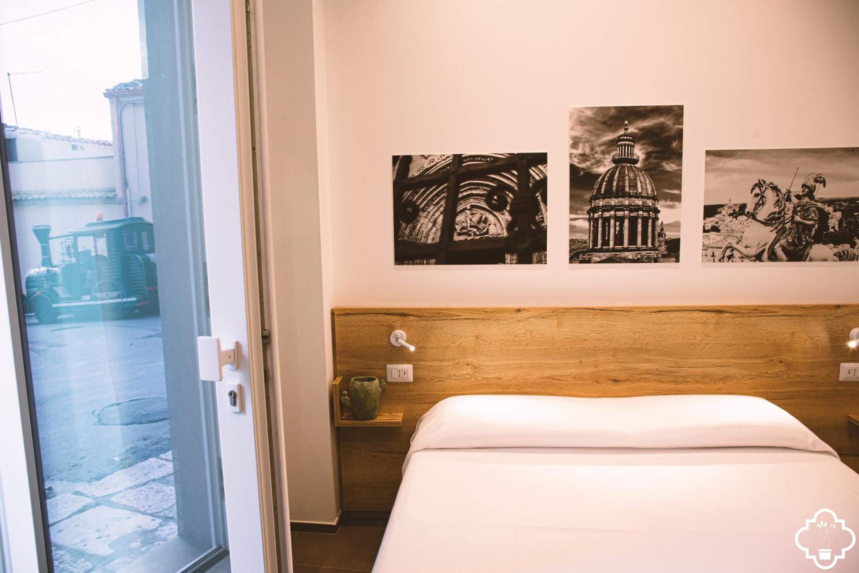 Small Double Room - Photo 12