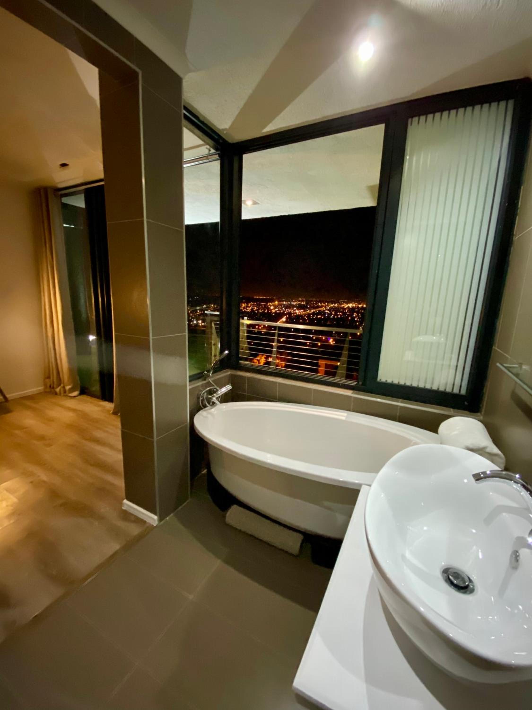 Superior Suite with Sea View - Photo 17