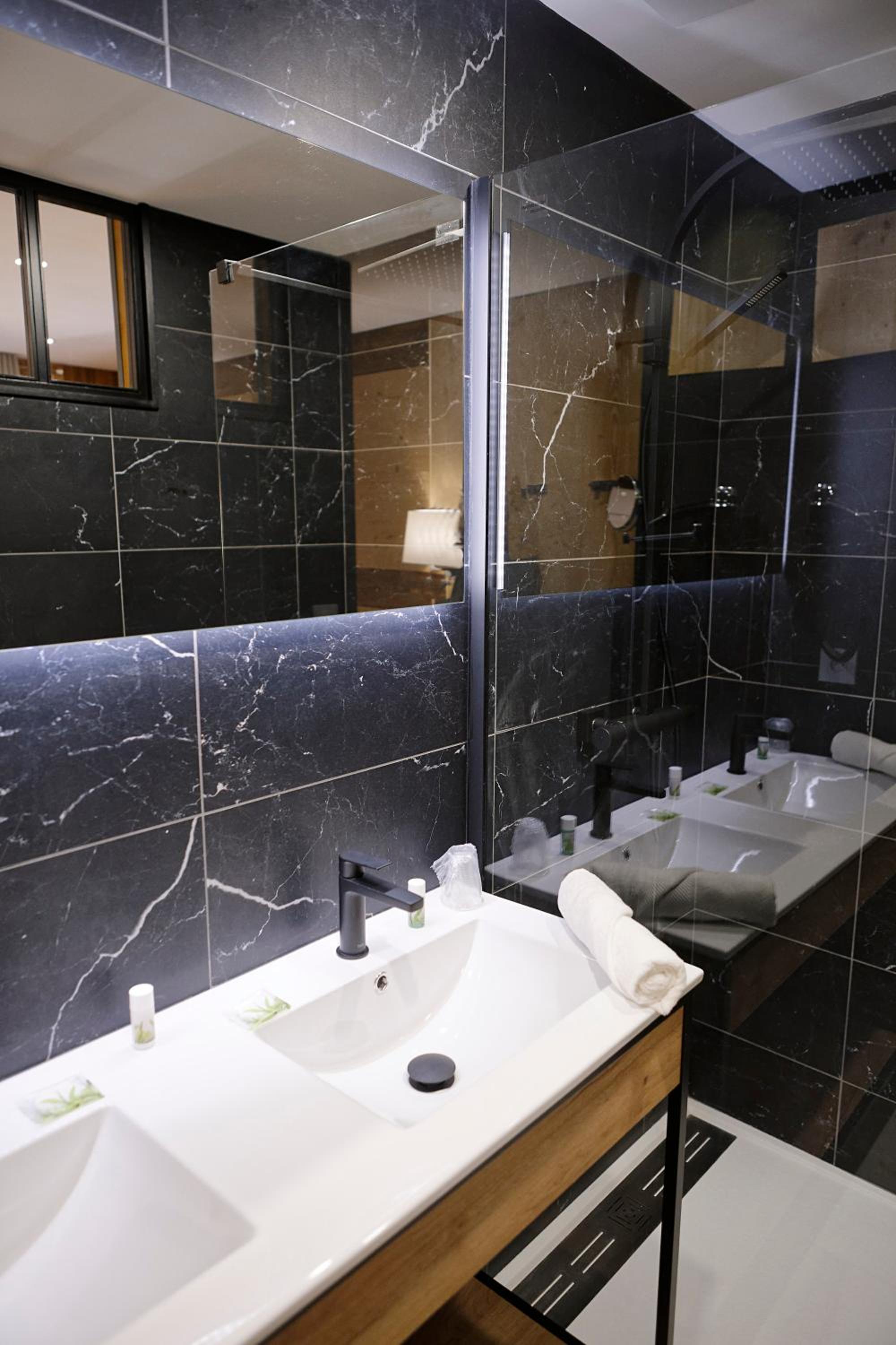 Junior Suite with Terrace - Photo 22