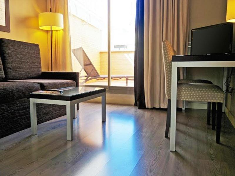 Family Suite with Balcony - Photo 5