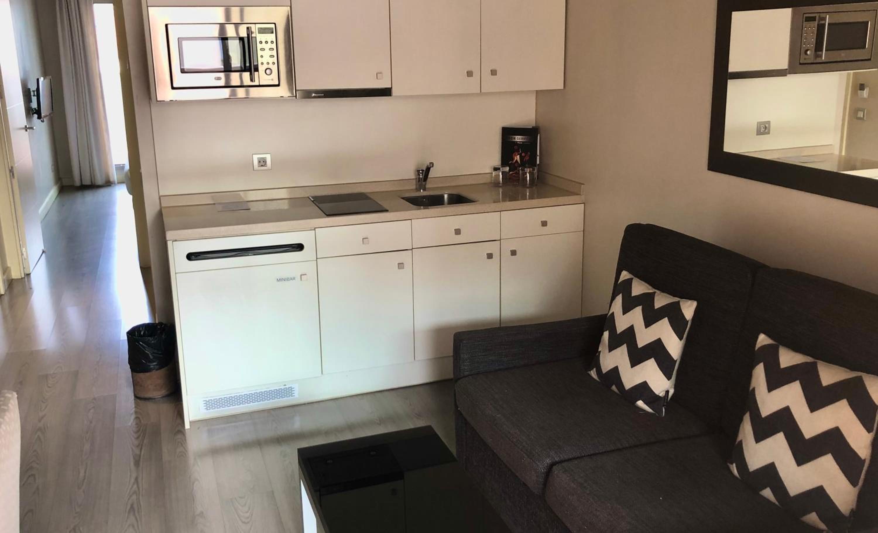 Family Suite with Balcony - Photo 8