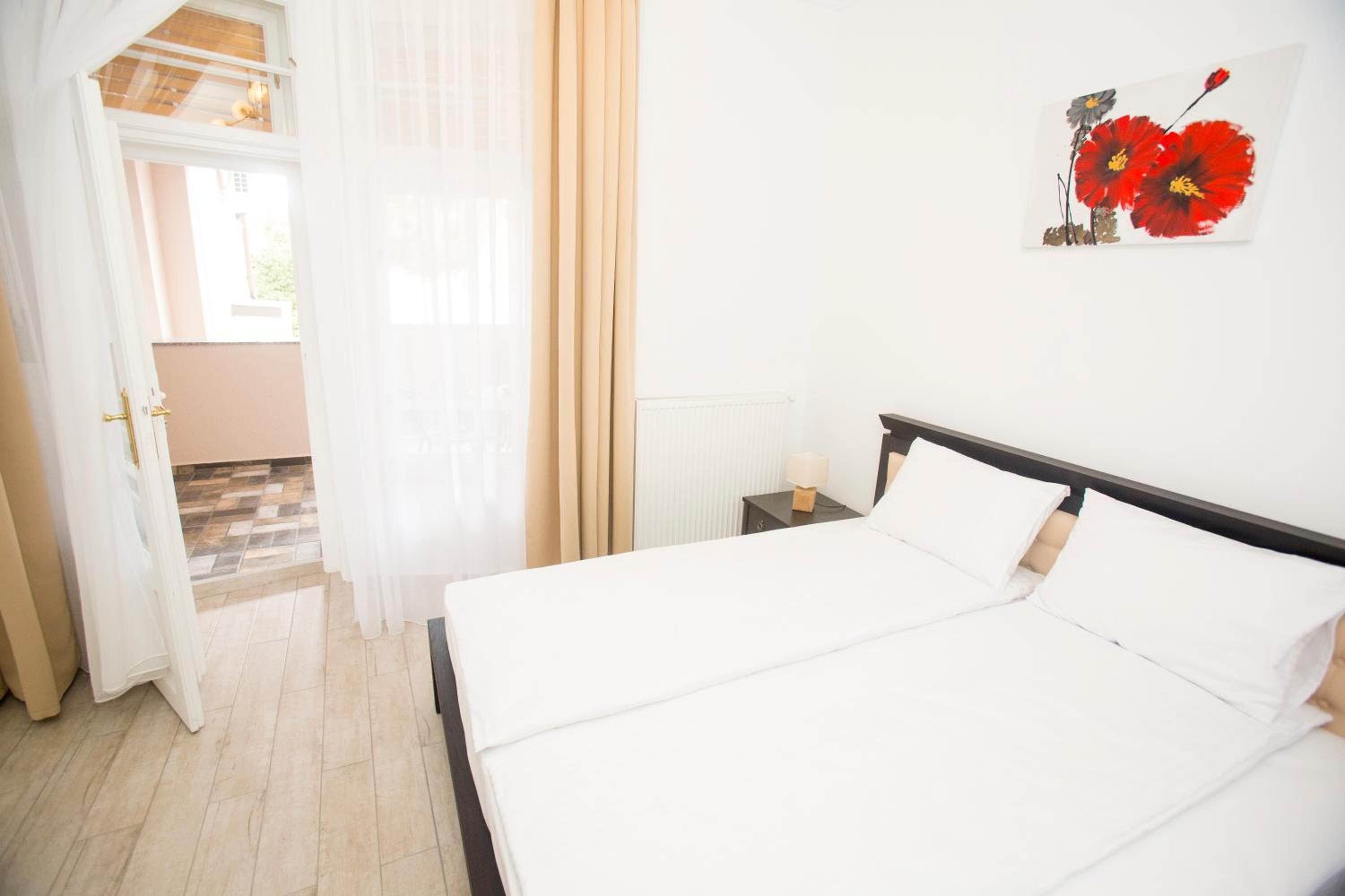 Apartment with Terrace - Photo 16
