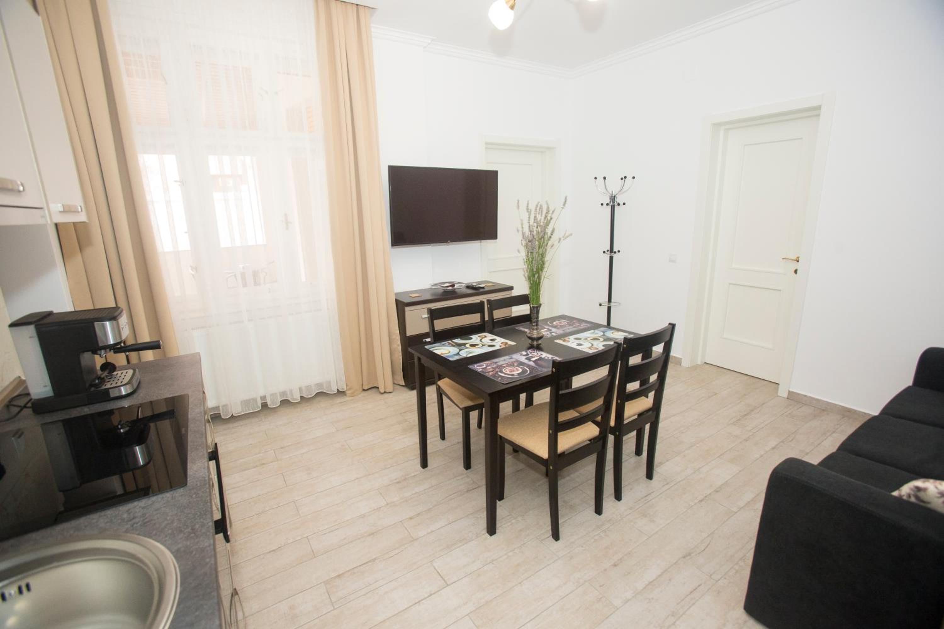 Apartment with Terrace - Photo 11