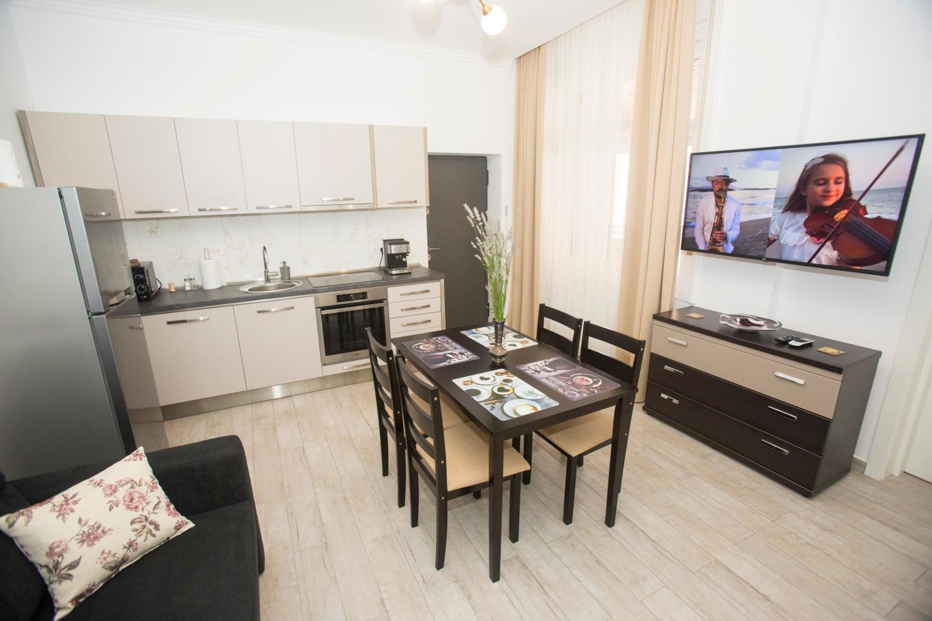 Apartment with Terrace - Photo 9