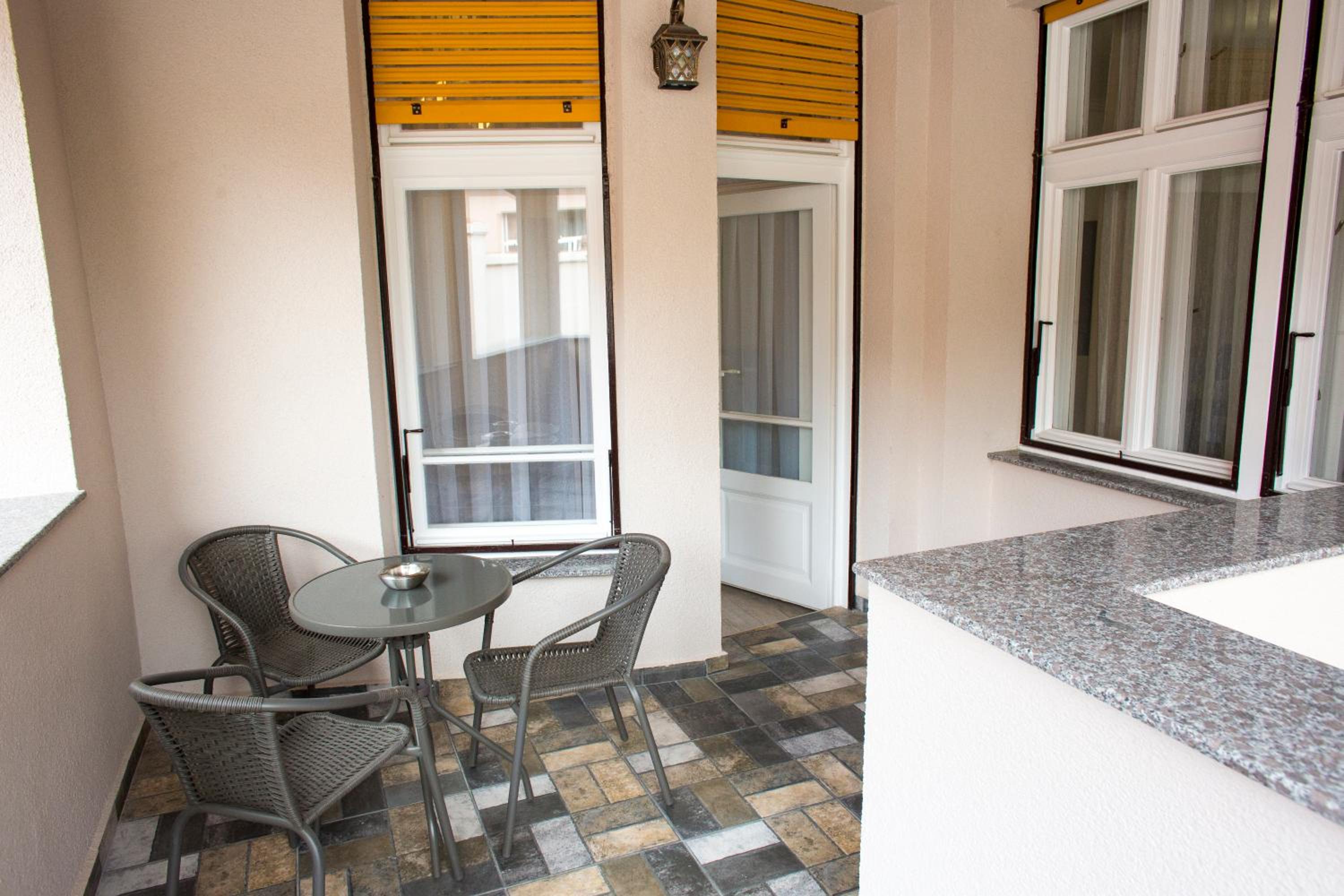 Apartment with Terrace - Photo 2