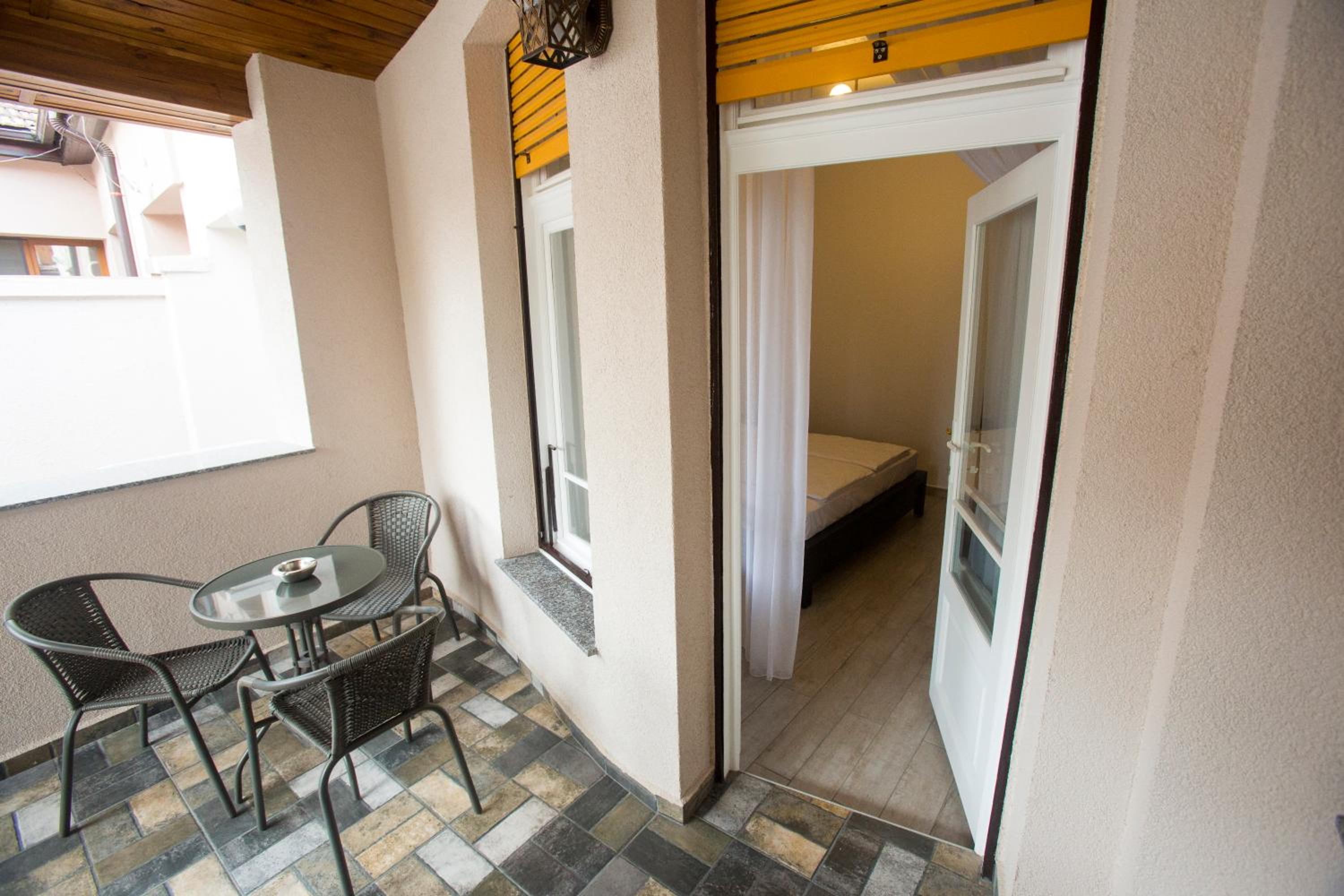 Apartment with Terrace - Photo 20