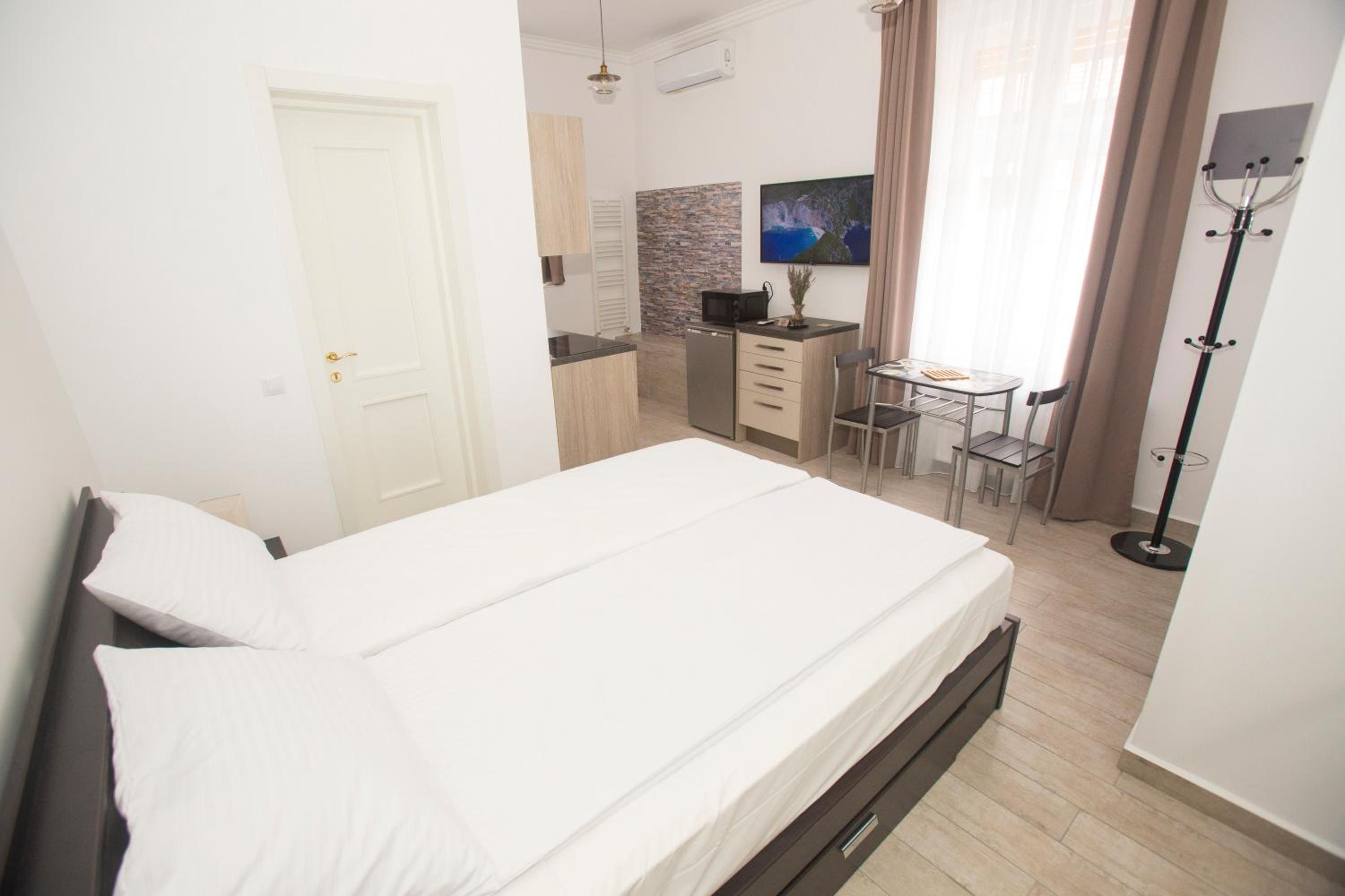 Studio Apartment - Photo 1