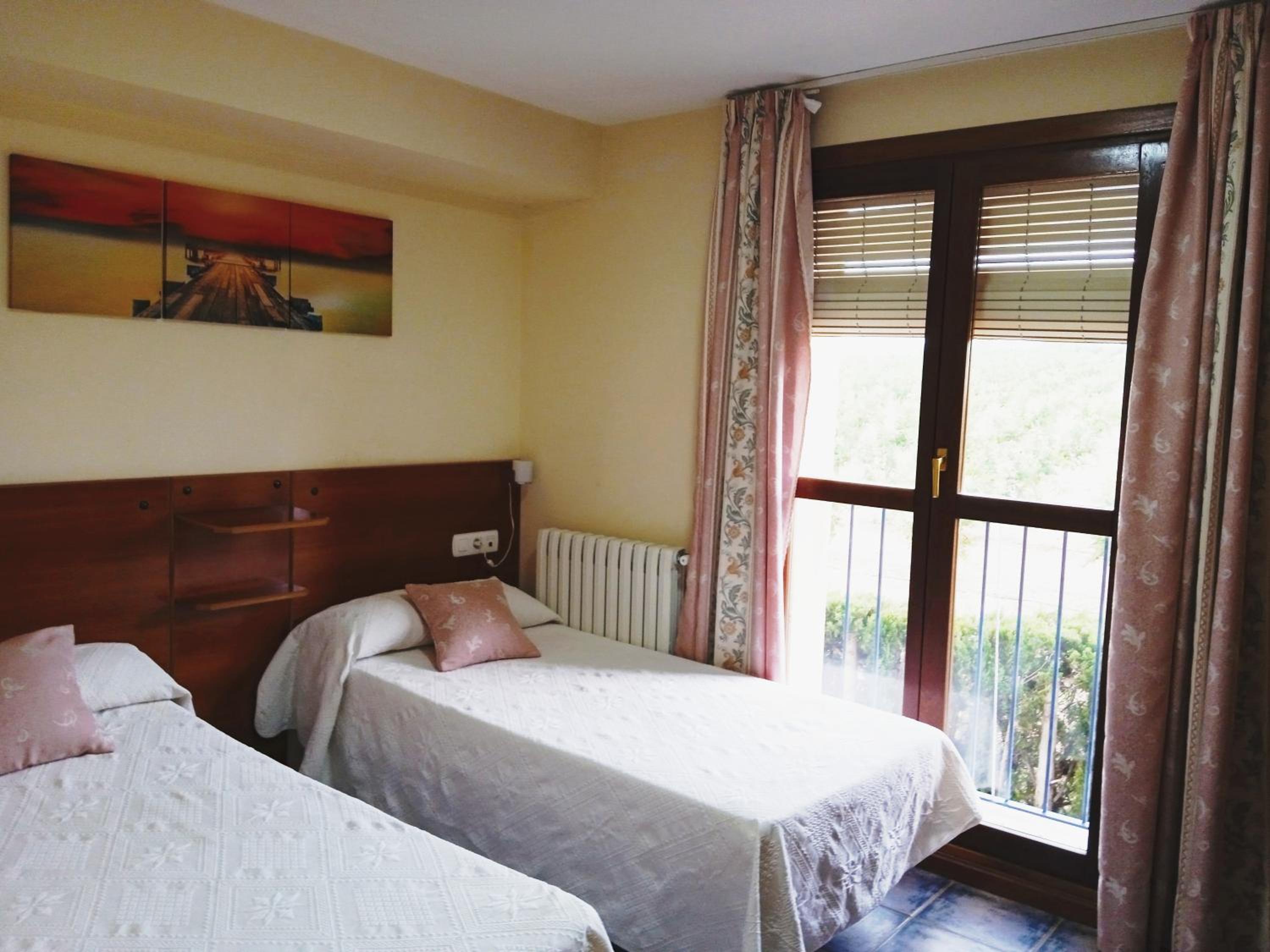 Double or Twin Room - Photo 5