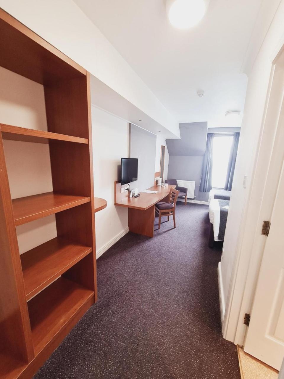 Twin Room - Photo 2