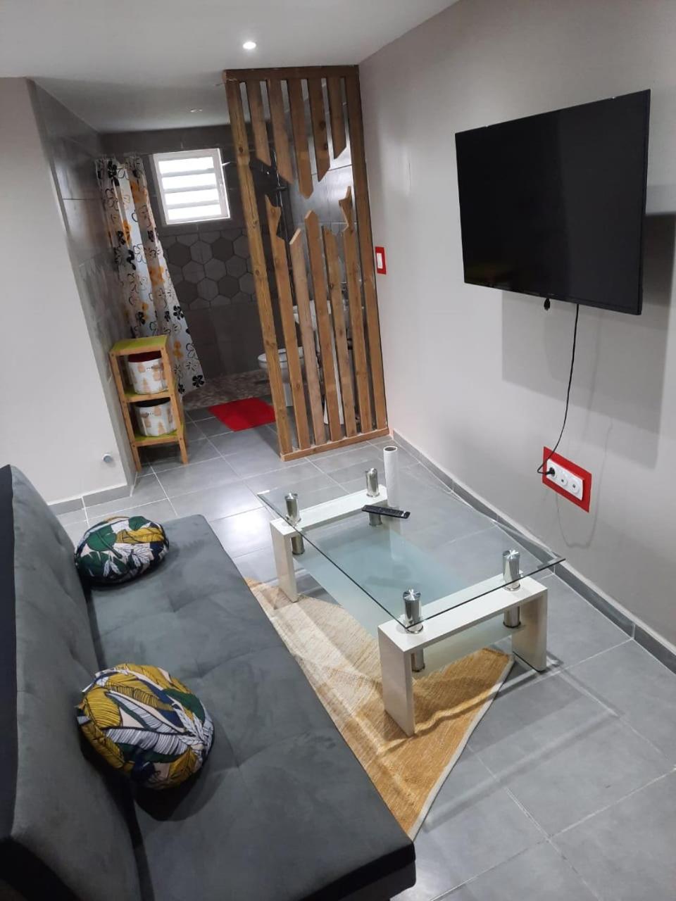 One-Bedroom House - Photo 6