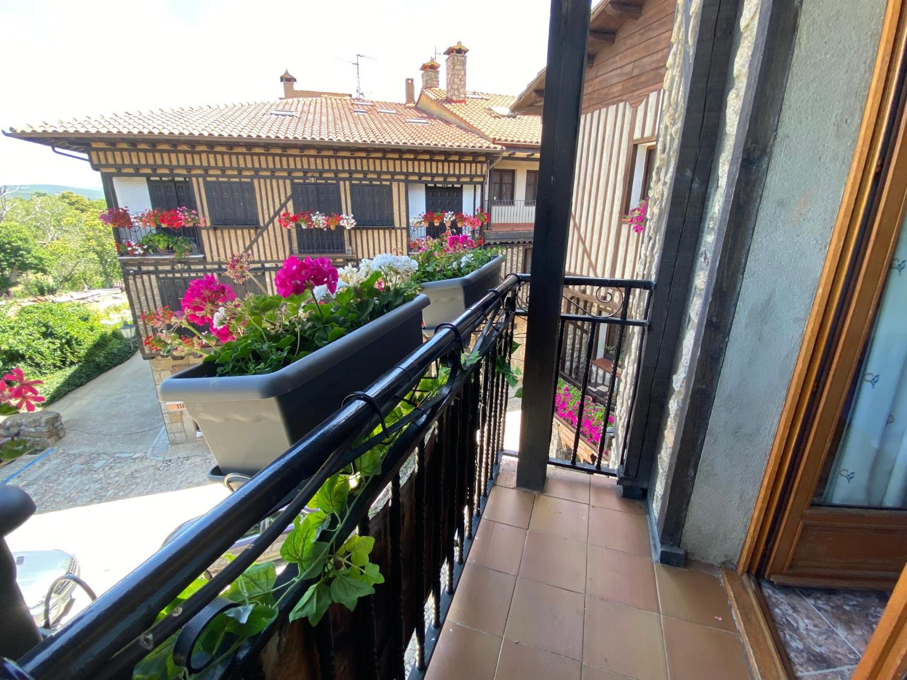 Double Room with Balcony - Photo 4