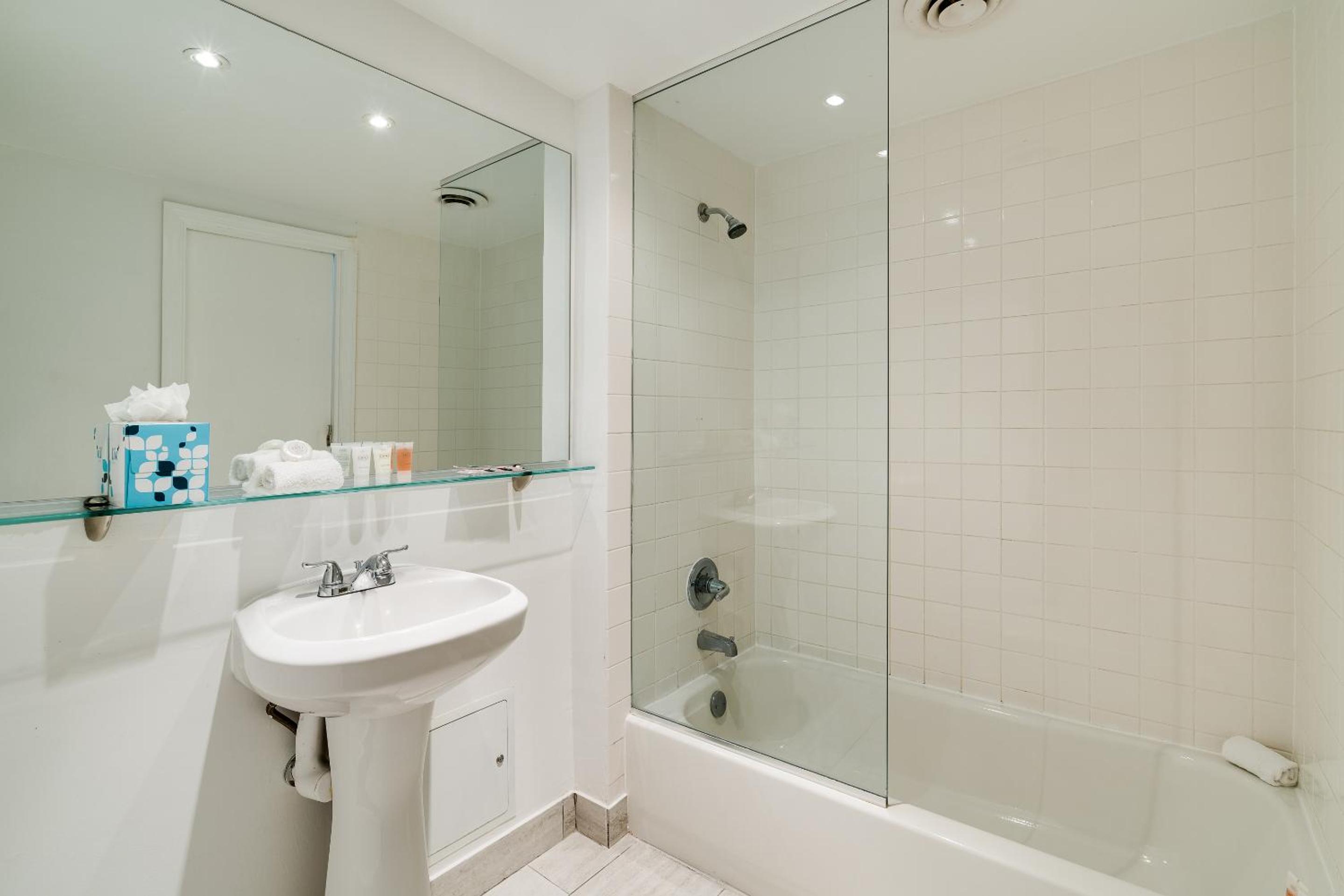 One-Bedroom Suite - Photo 2