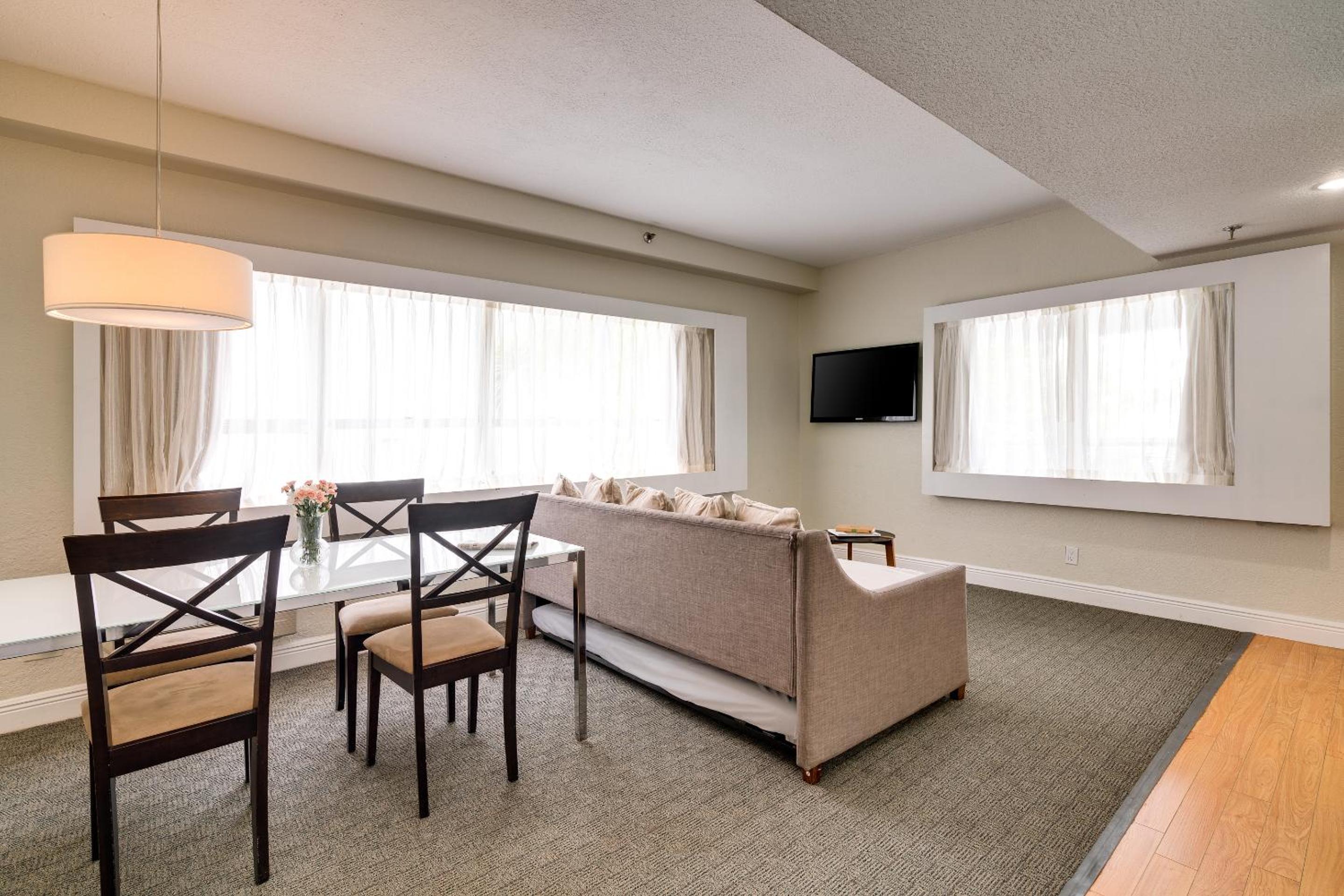 One-Bedroom Suite - Photo 4