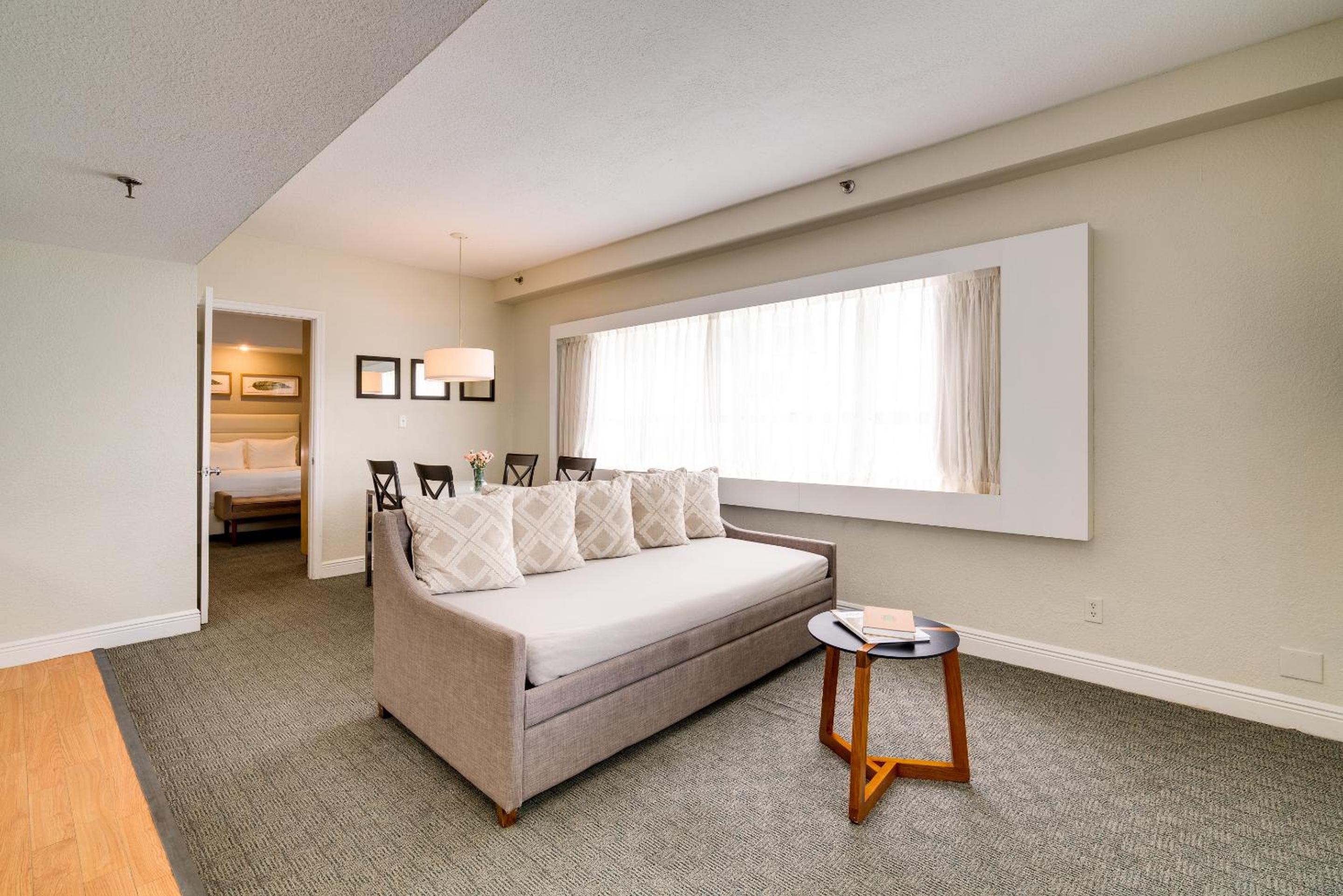 One-Bedroom Suite - Photo 6