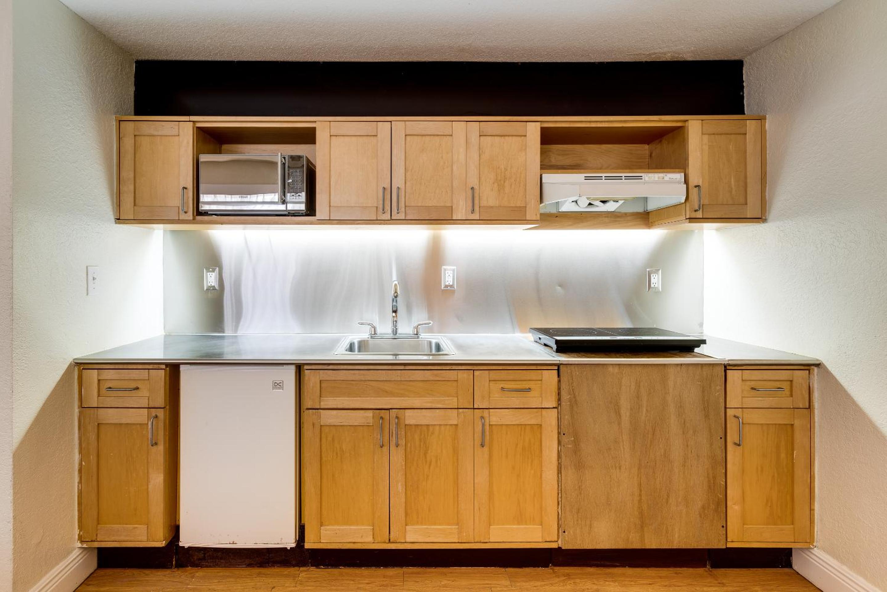Accessible One Bedroom Suite - Photo 4