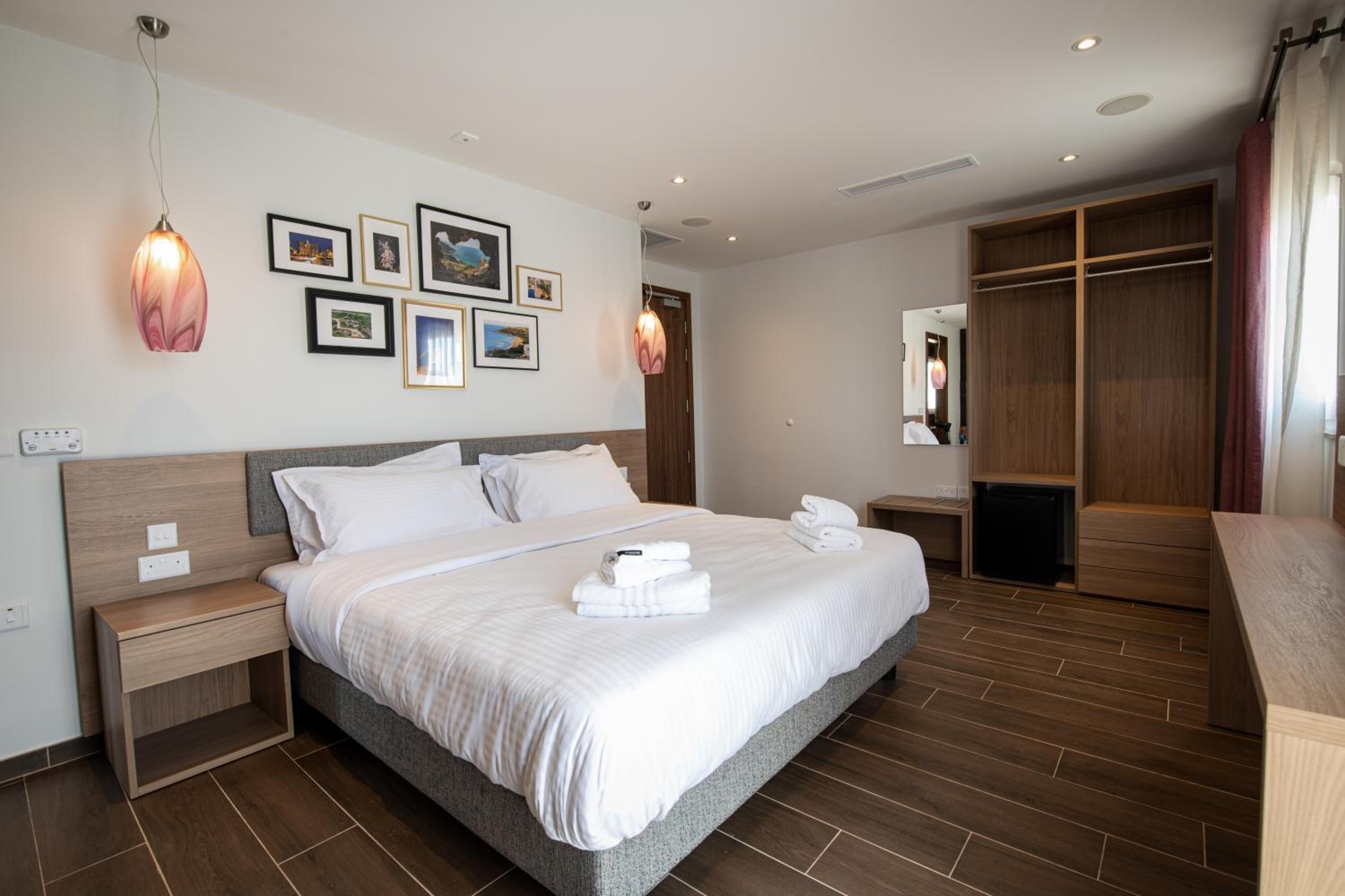 Deluxe Double Room with Balcony - Photo 32