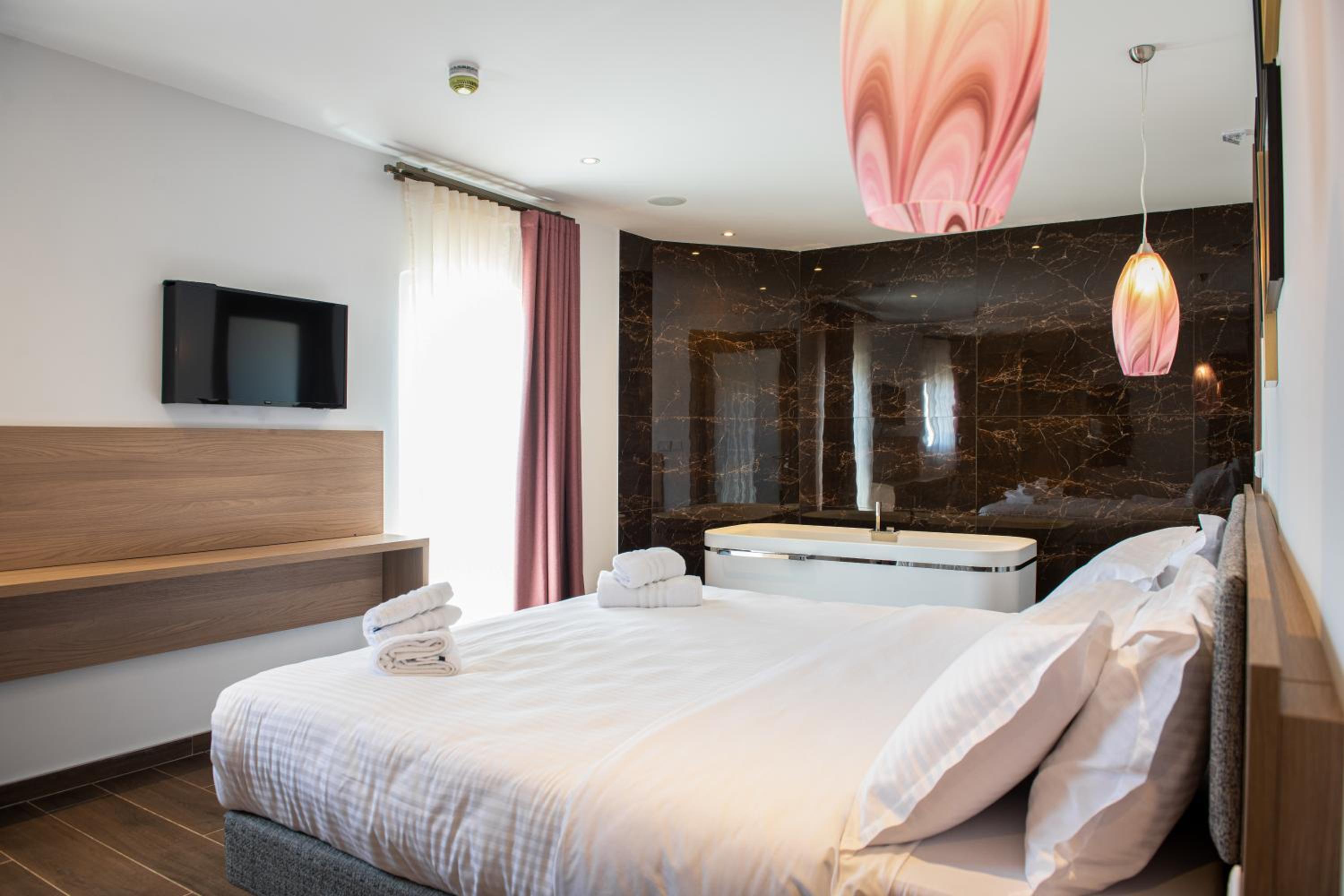 Deluxe Double Room with Balcony - Photo 27