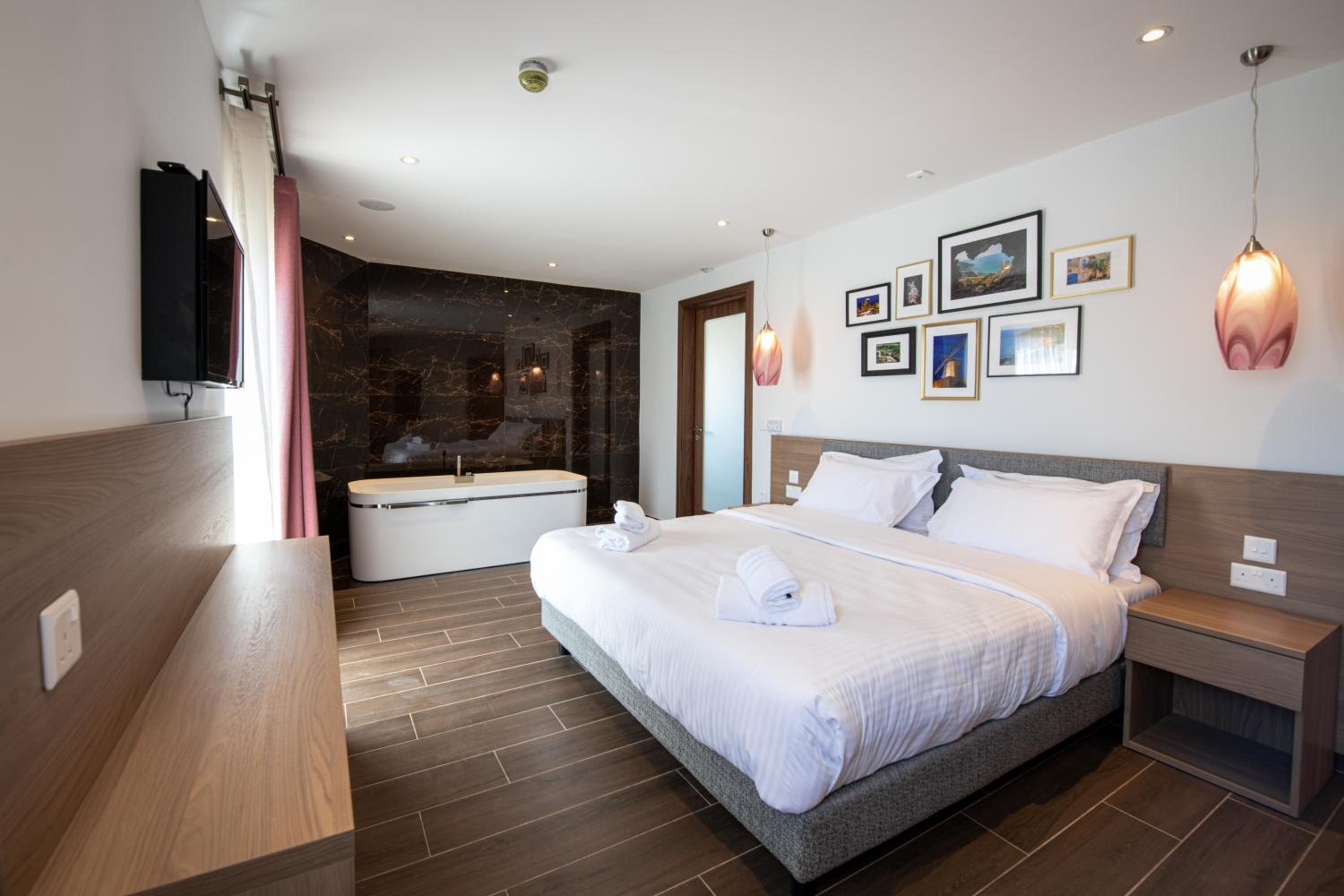Deluxe Double Room with Balcony - Photo 1