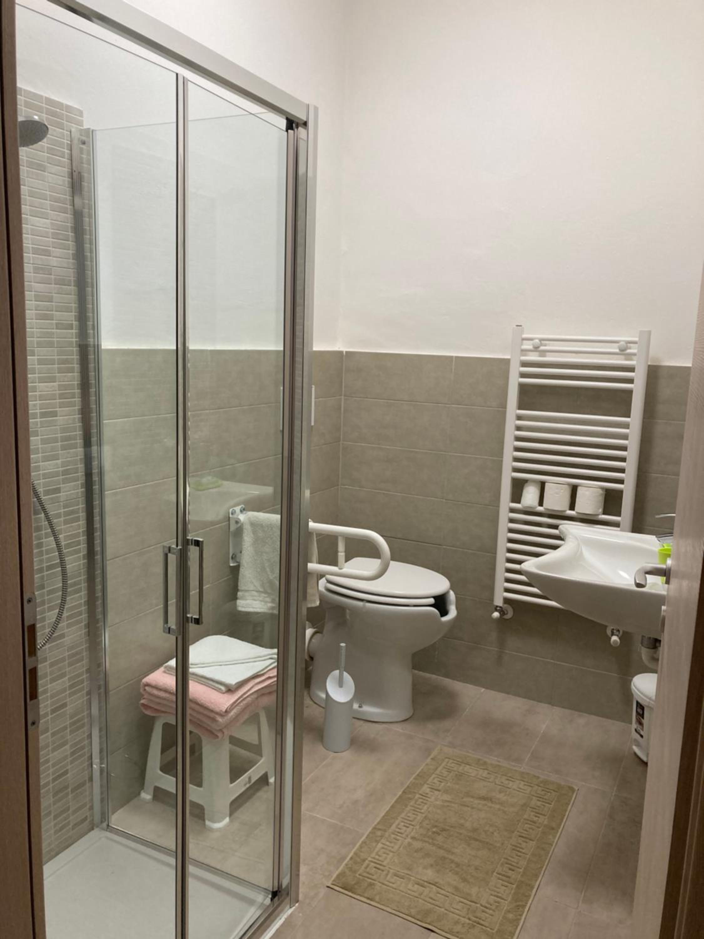 Double Room with Private Bathroom - Photo 18
