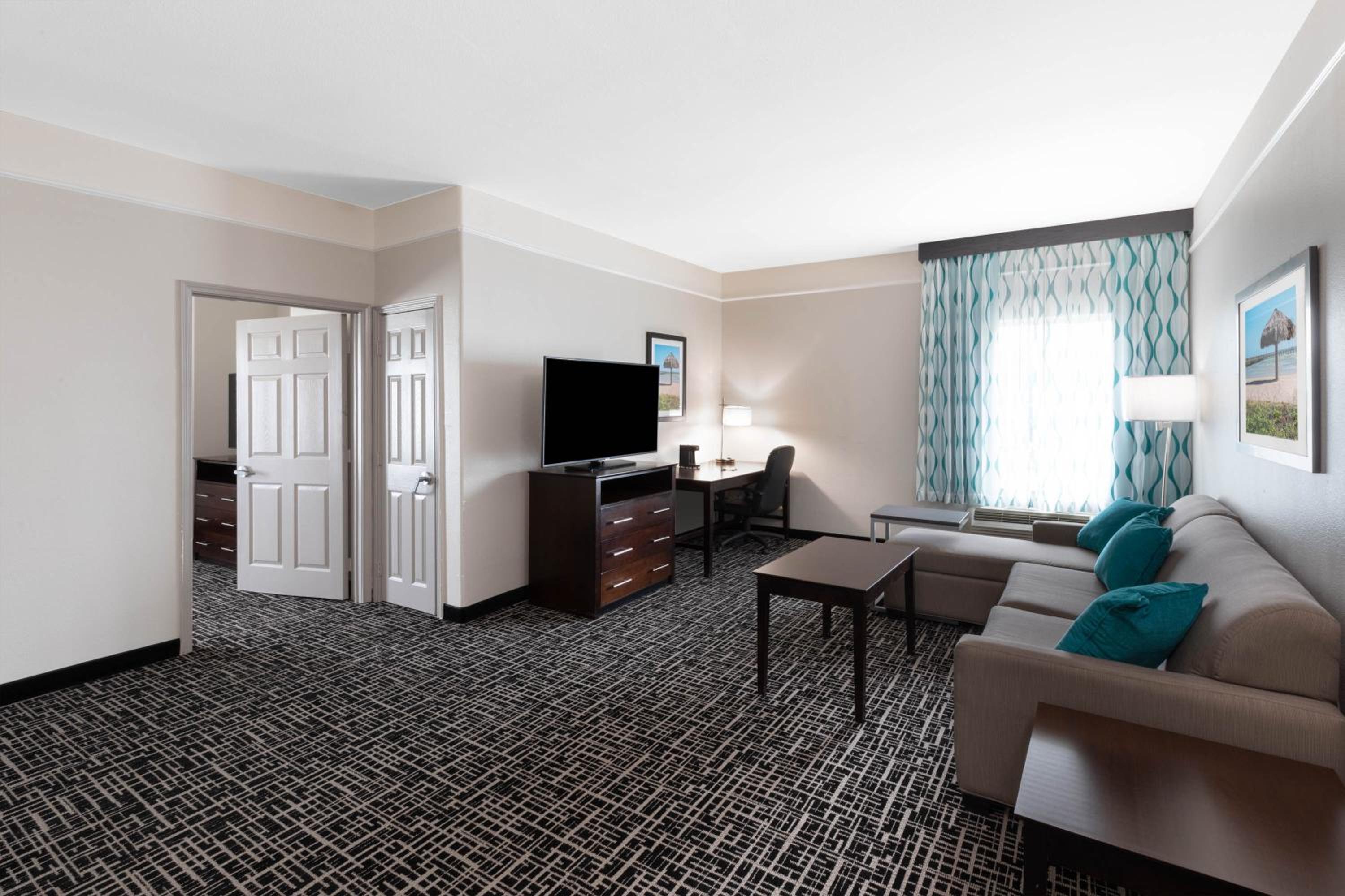 King Suite - Non-Smoking - Photo 3