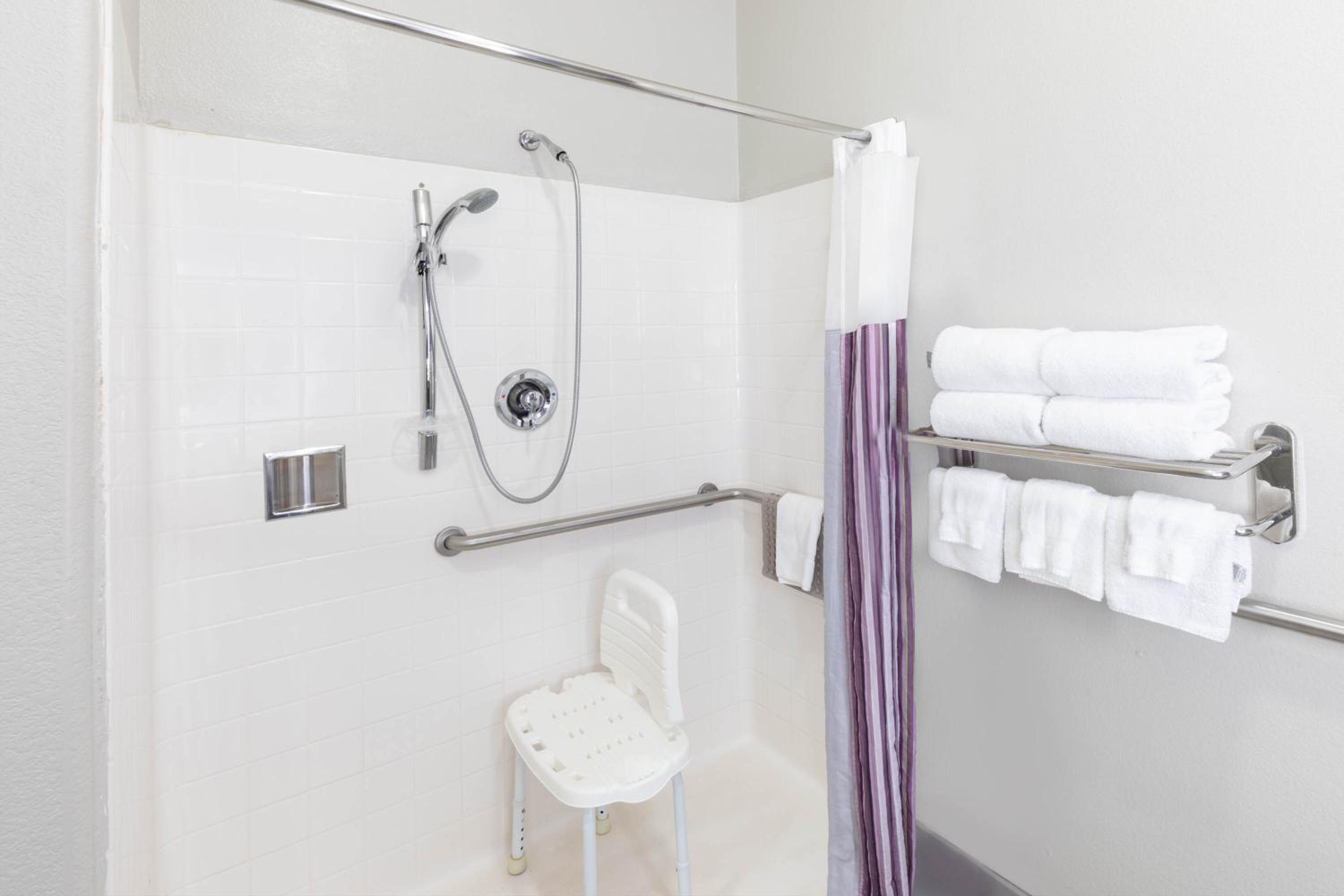 Queen Room with Two Queen Beds and Bath Tub - Mobility/Hearing Accessible - Non-Smoking - Photo 8