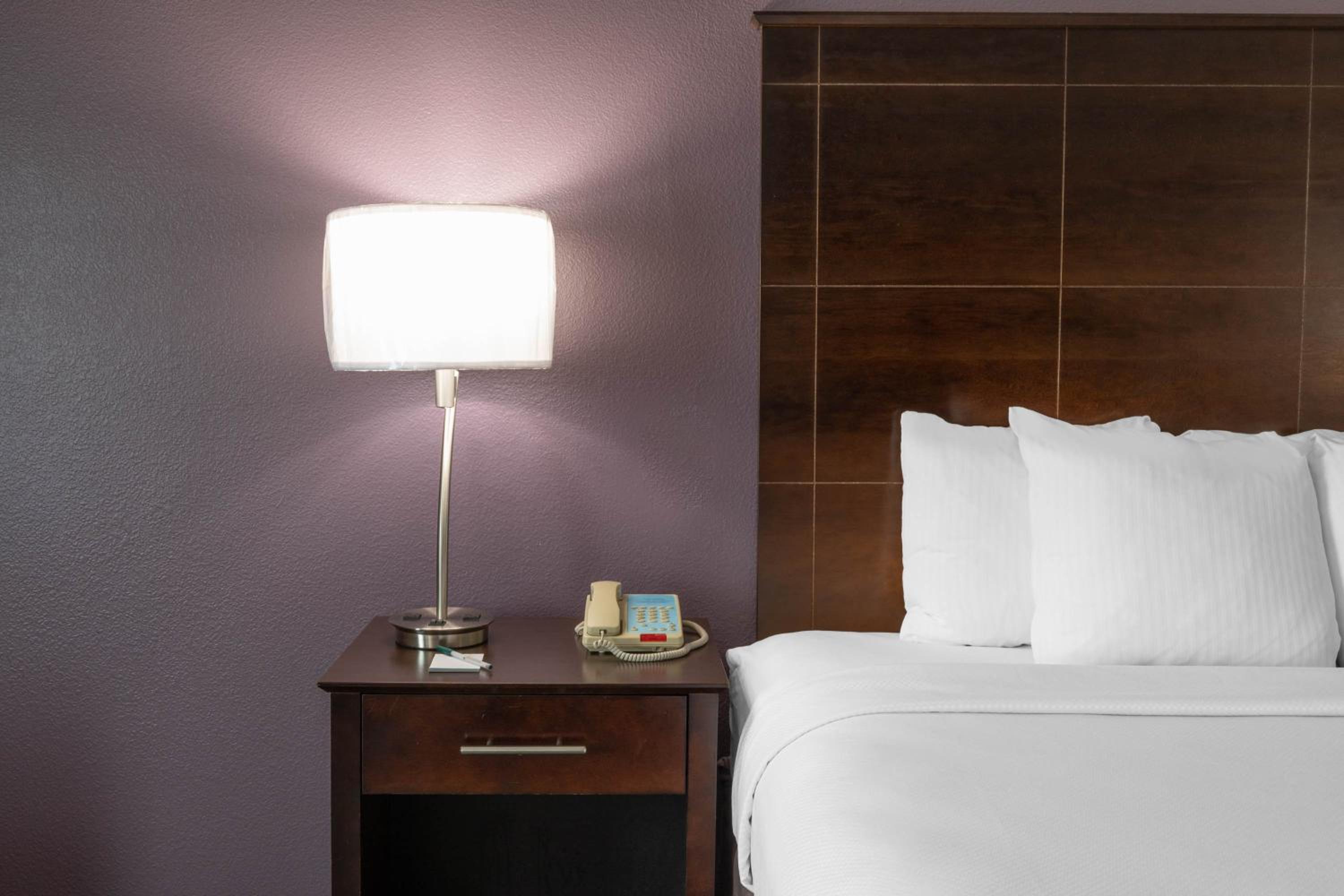 Deluxe Queen Room with Two Queen Beds - Photo 7