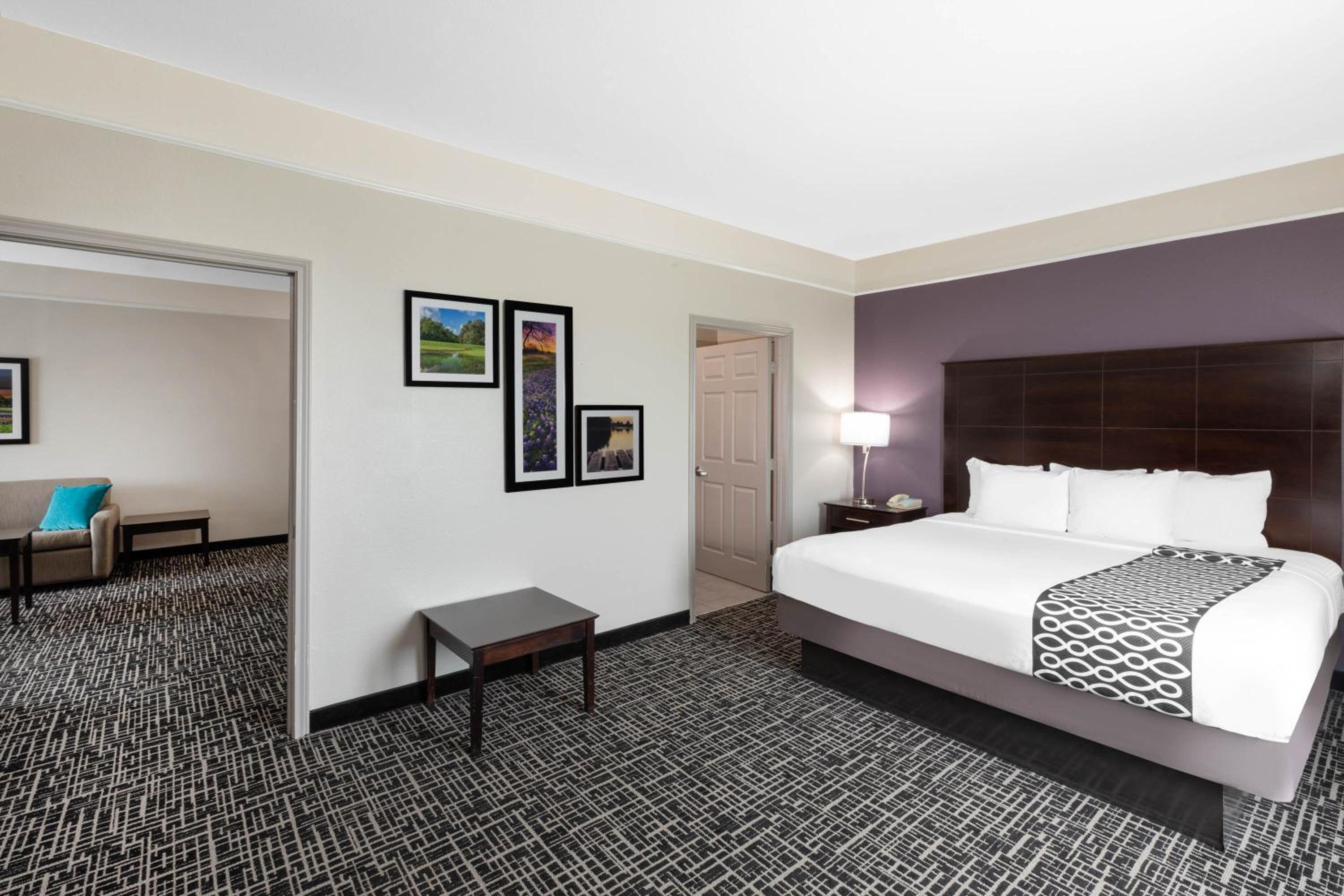 King Suite - Non-Smoking - Photo 6