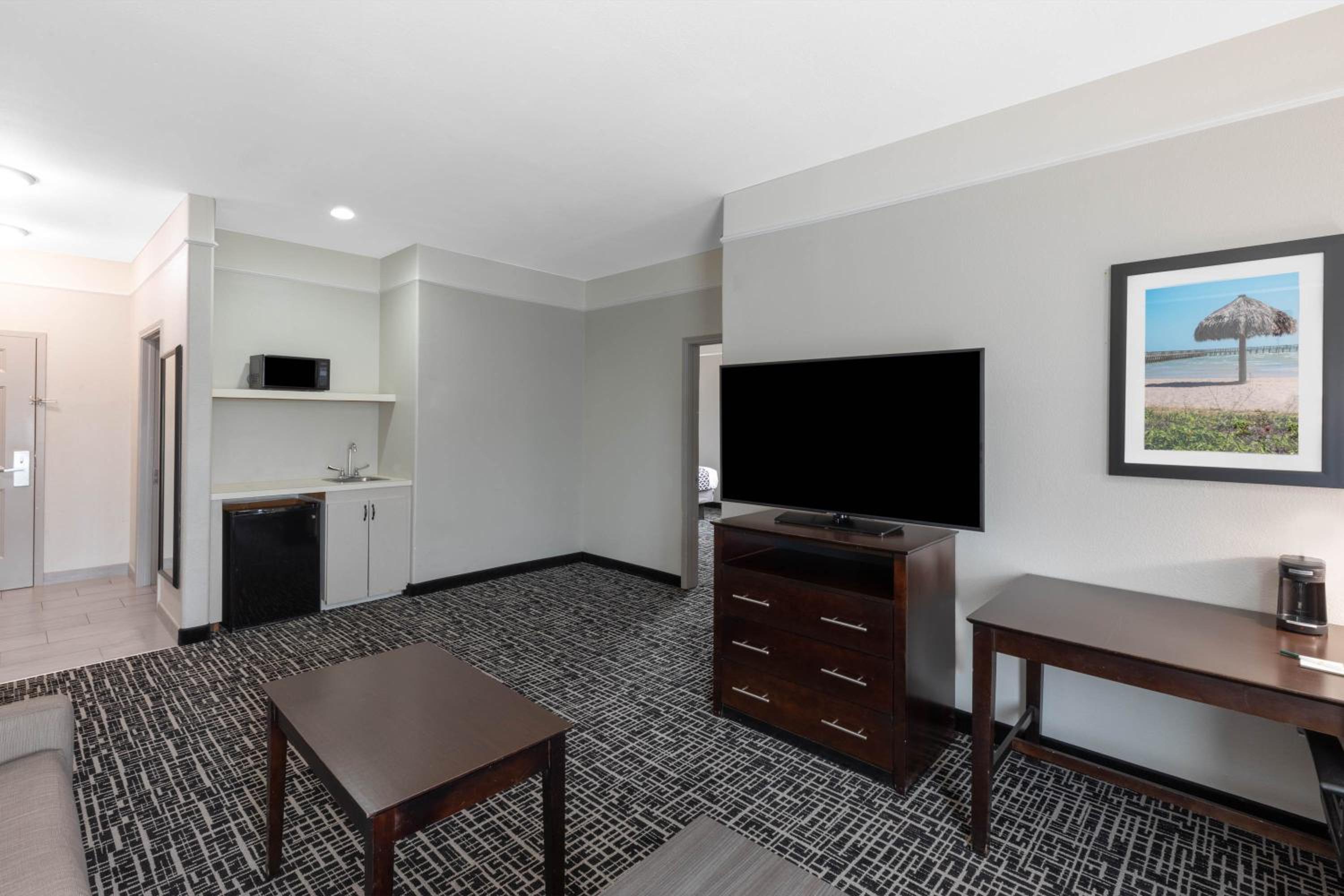 King Suite - Non-Smoking - Photo 8