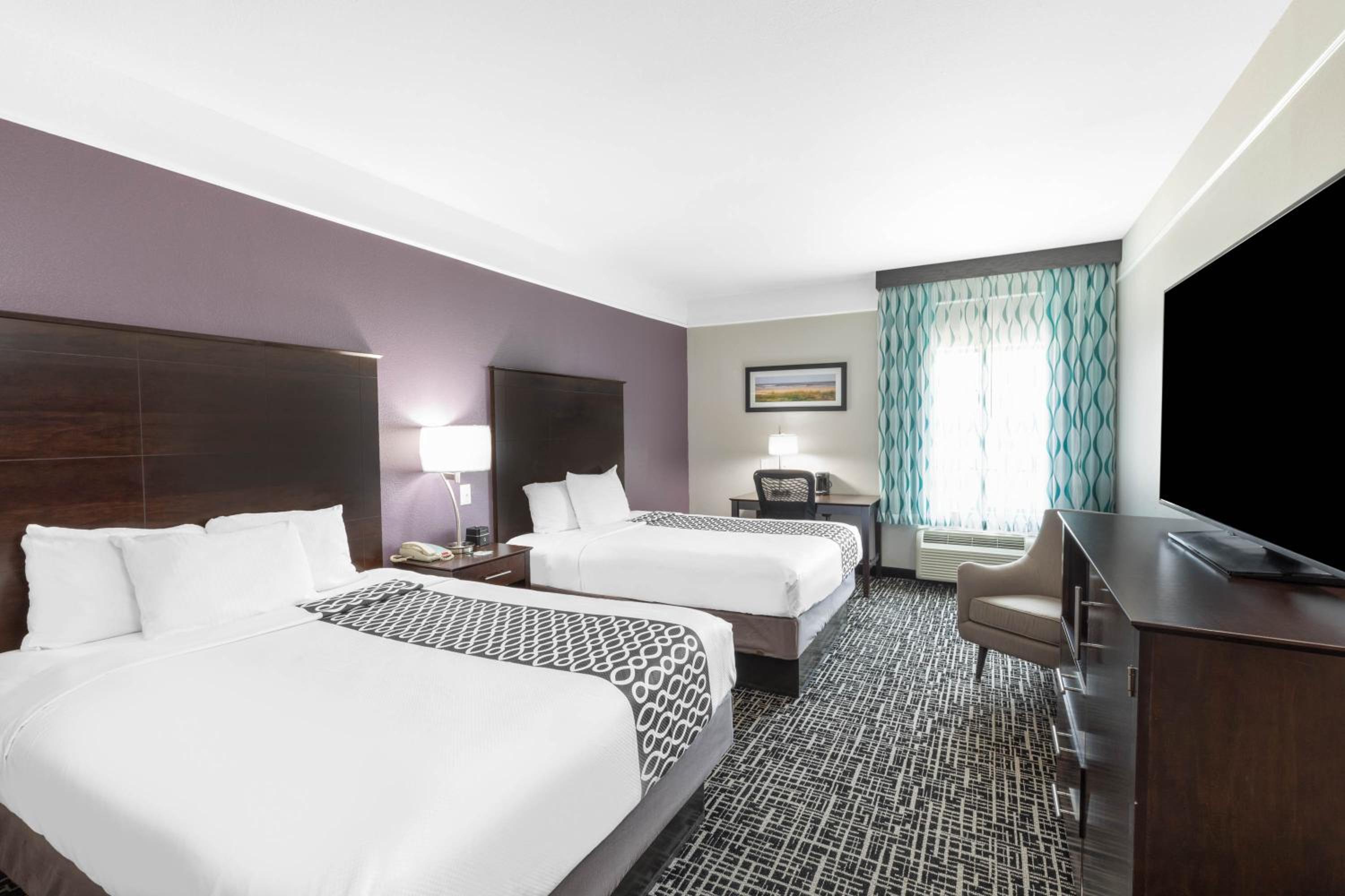 Deluxe Queen Room with Two Queen Beds - Photo 4