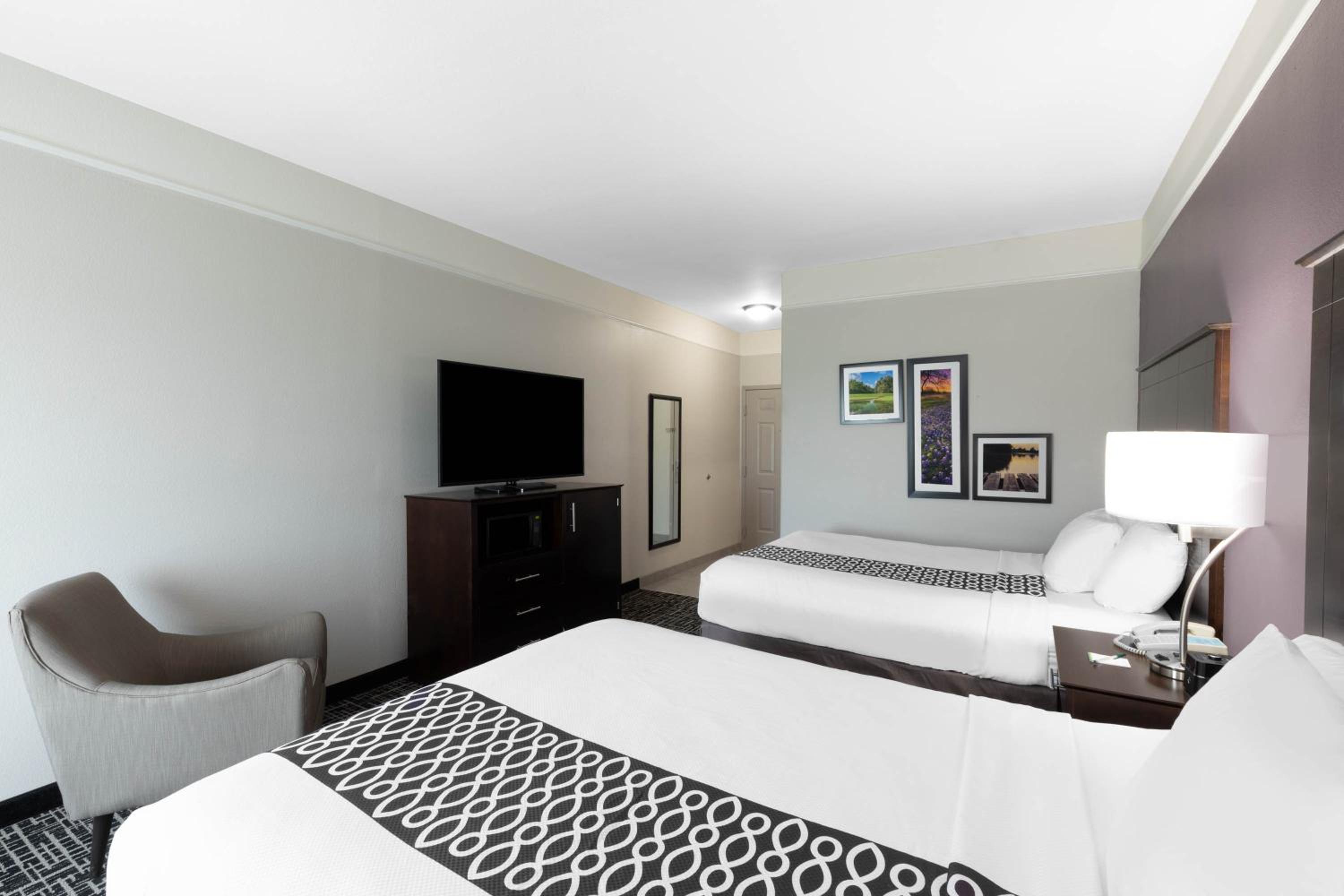 Deluxe Queen Room with Two Queen Beds - Photo 6